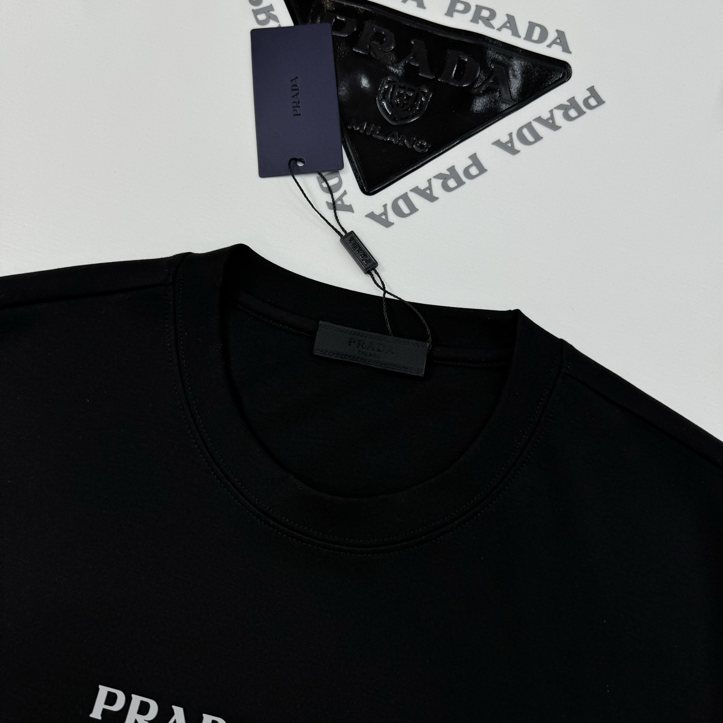 Prada普拉达新款莫代尔T恤.甄选超优质300g莫代尔棉面料.柔软有手感.穿着舒适又保暖。胸前高温烫画