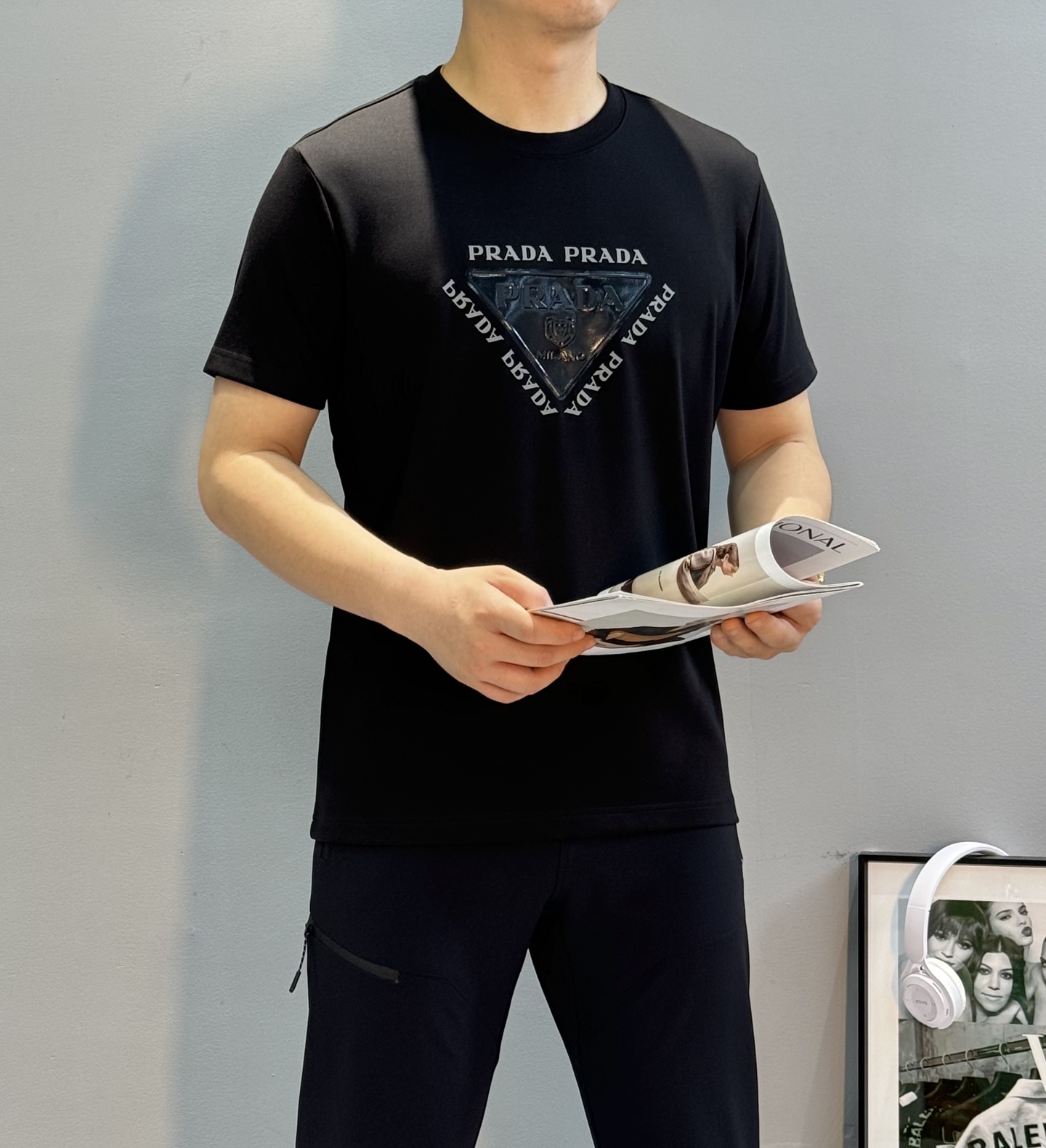 Prada普拉达新款莫代尔T恤.甄选超优质300g莫代尔棉面料.柔软有手感.穿着舒适又保暖。胸前高温烫画