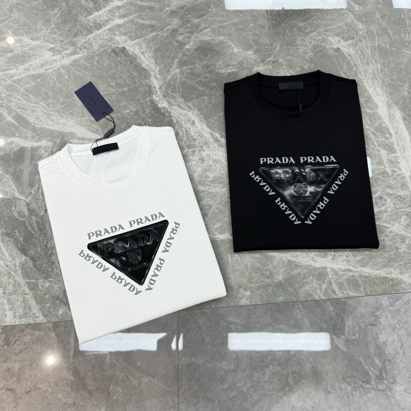 Prada普拉达新款莫代尔T恤.甄选超优质300g莫代尔棉面料.柔软有手感.穿着舒适又保暖。胸前高温烫画