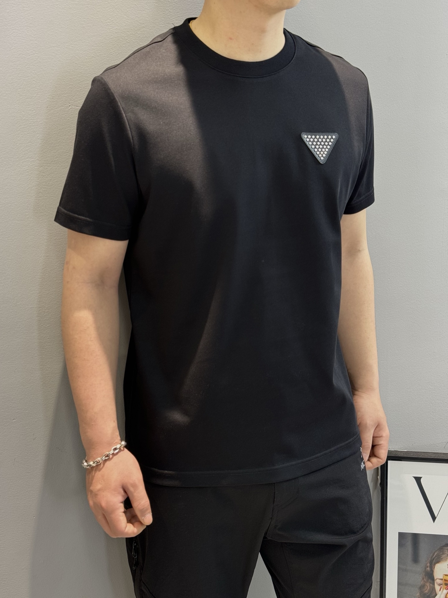 PRAD*A普拉达新款圆领短袖T恤，基础款净版让你过目难忘！此款短TEE甄选240g高织棉面料，触感爽滑