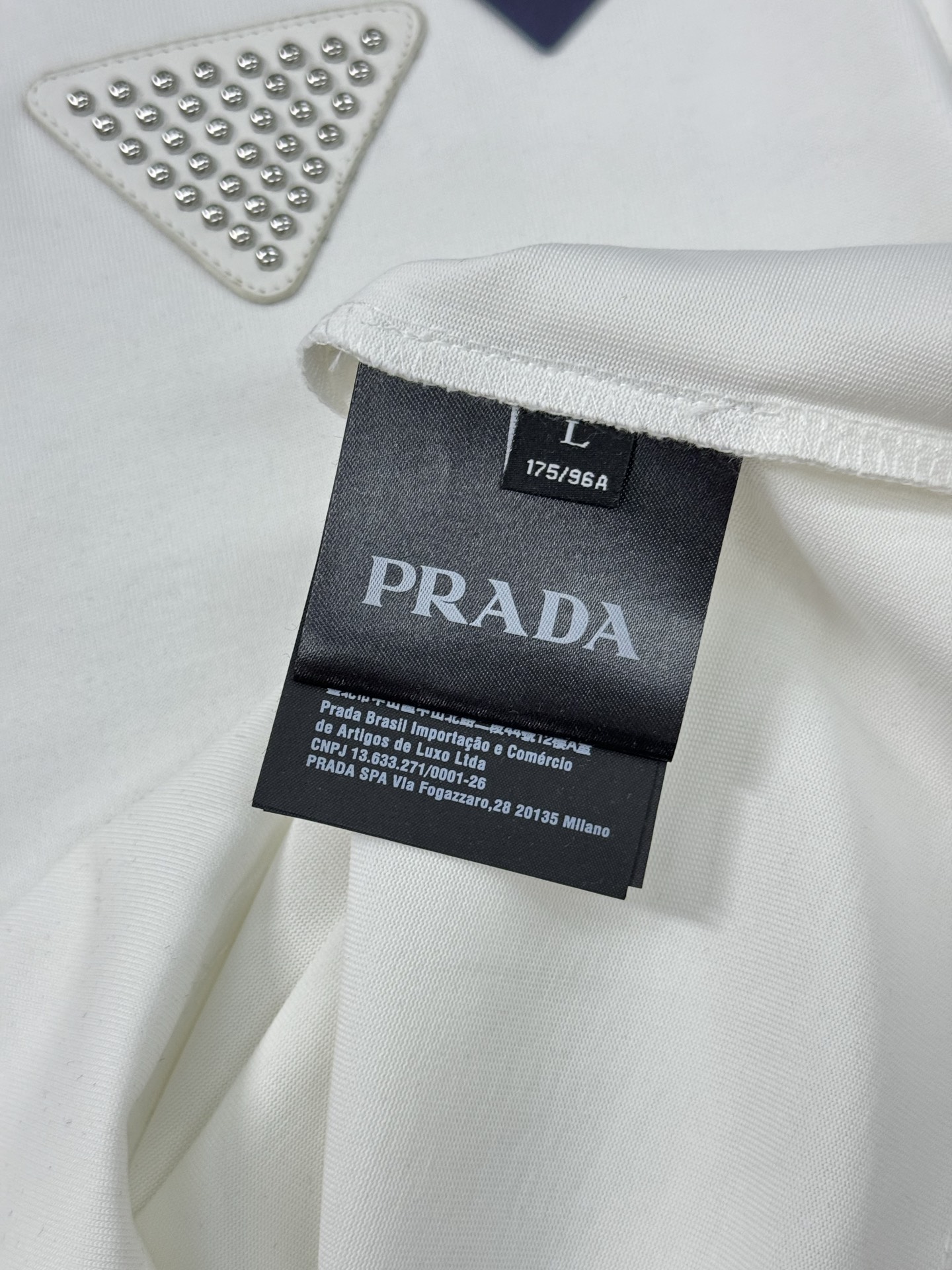 PRAD*A普拉达新款圆领短袖T恤，基础款净版让你过目难忘！此款短TEE甄选240g高织棉面料，触感爽滑