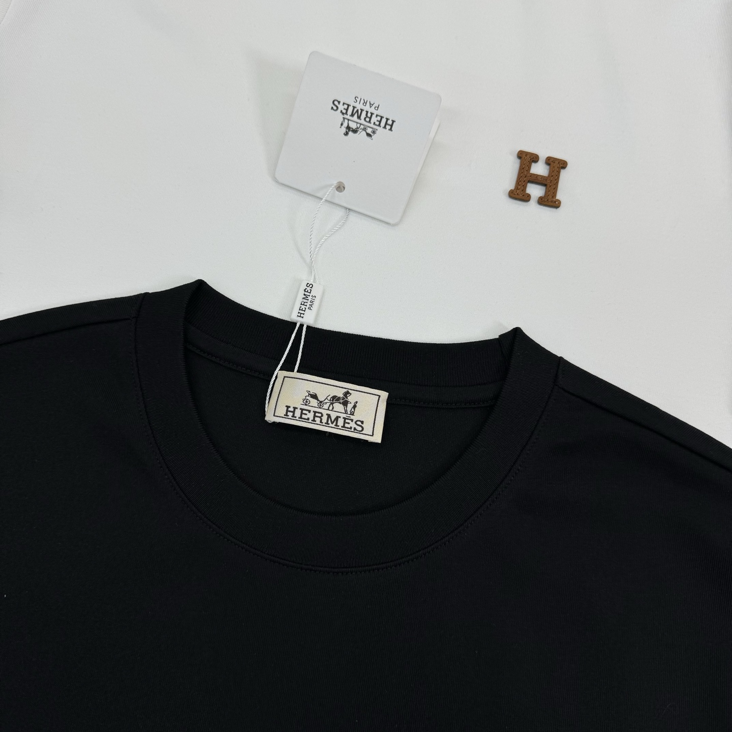 Herme*s爱马仕短袖T恤，胸口定制经典品牌H橘色皮标设计.240g纯棉双纱面料，对色定染面料，超精细
