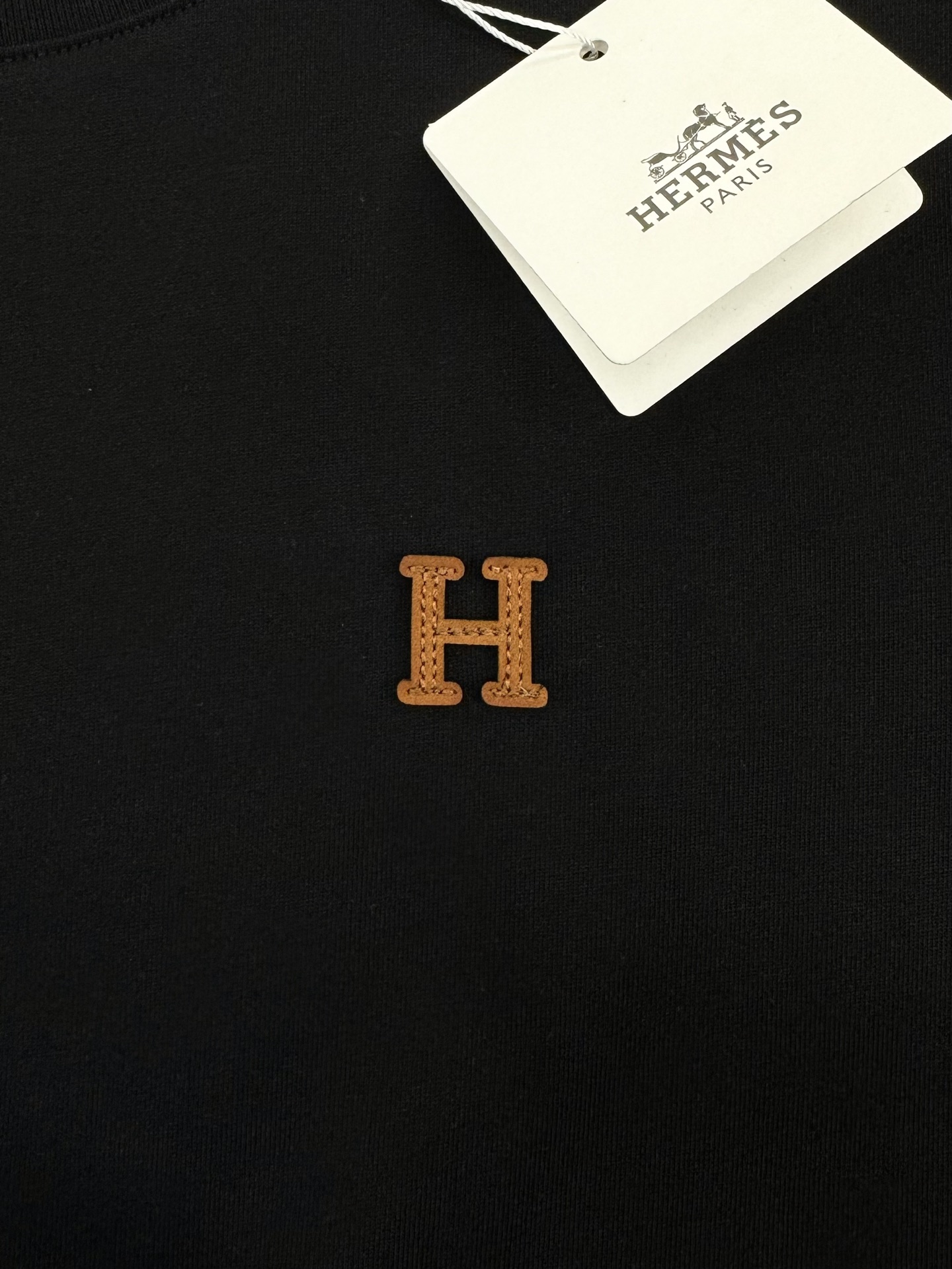 Herme*s爱马仕短袖T恤，胸口定制经典品牌H橘色皮标设计.240g纯棉双纱面料，对色定染面料，超精细