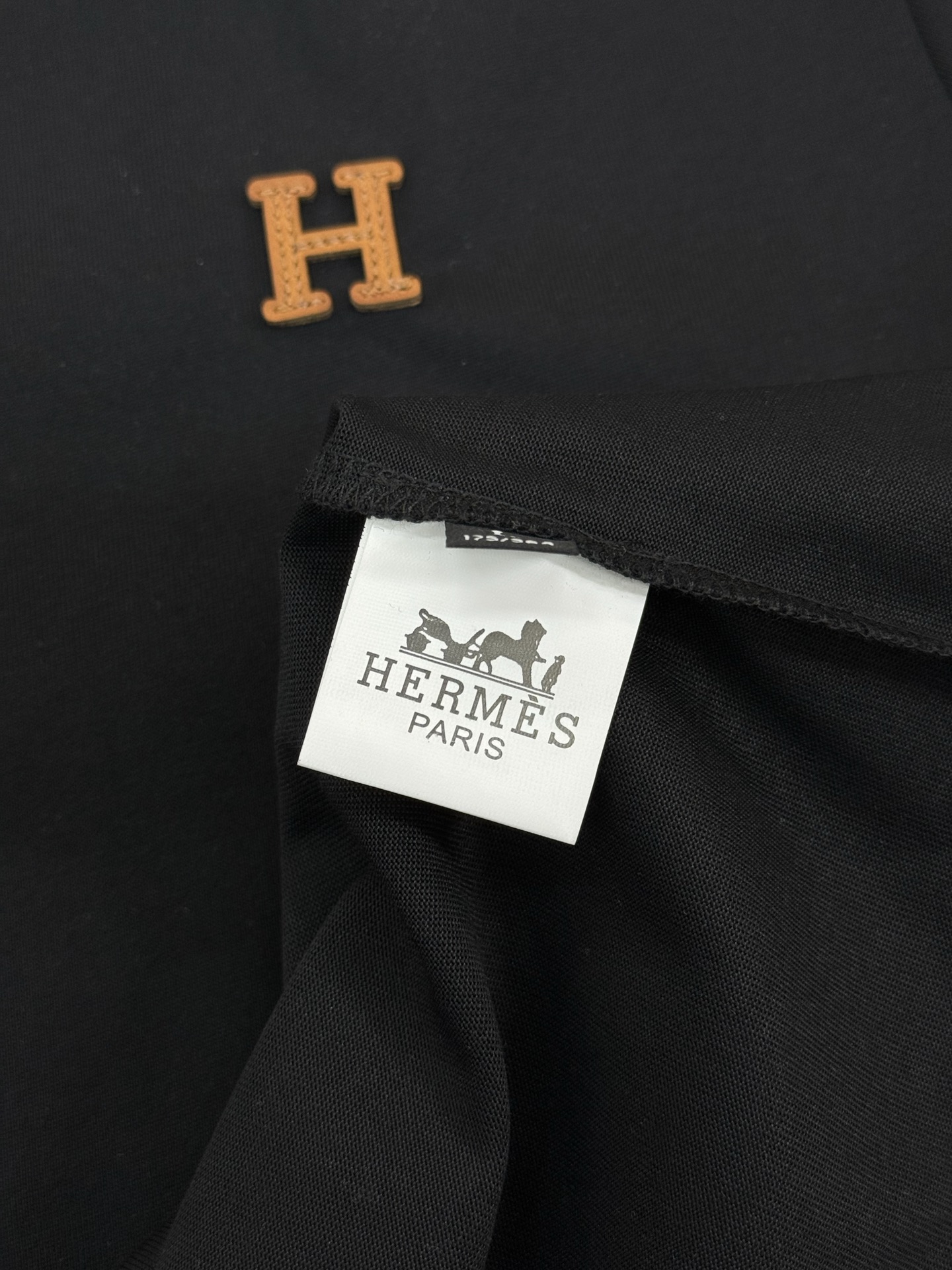 Herme*s爱马仕短袖T恤，胸口定制经典品牌H橘色皮标设计.240g纯棉双纱面料，对色定染面料，超精细