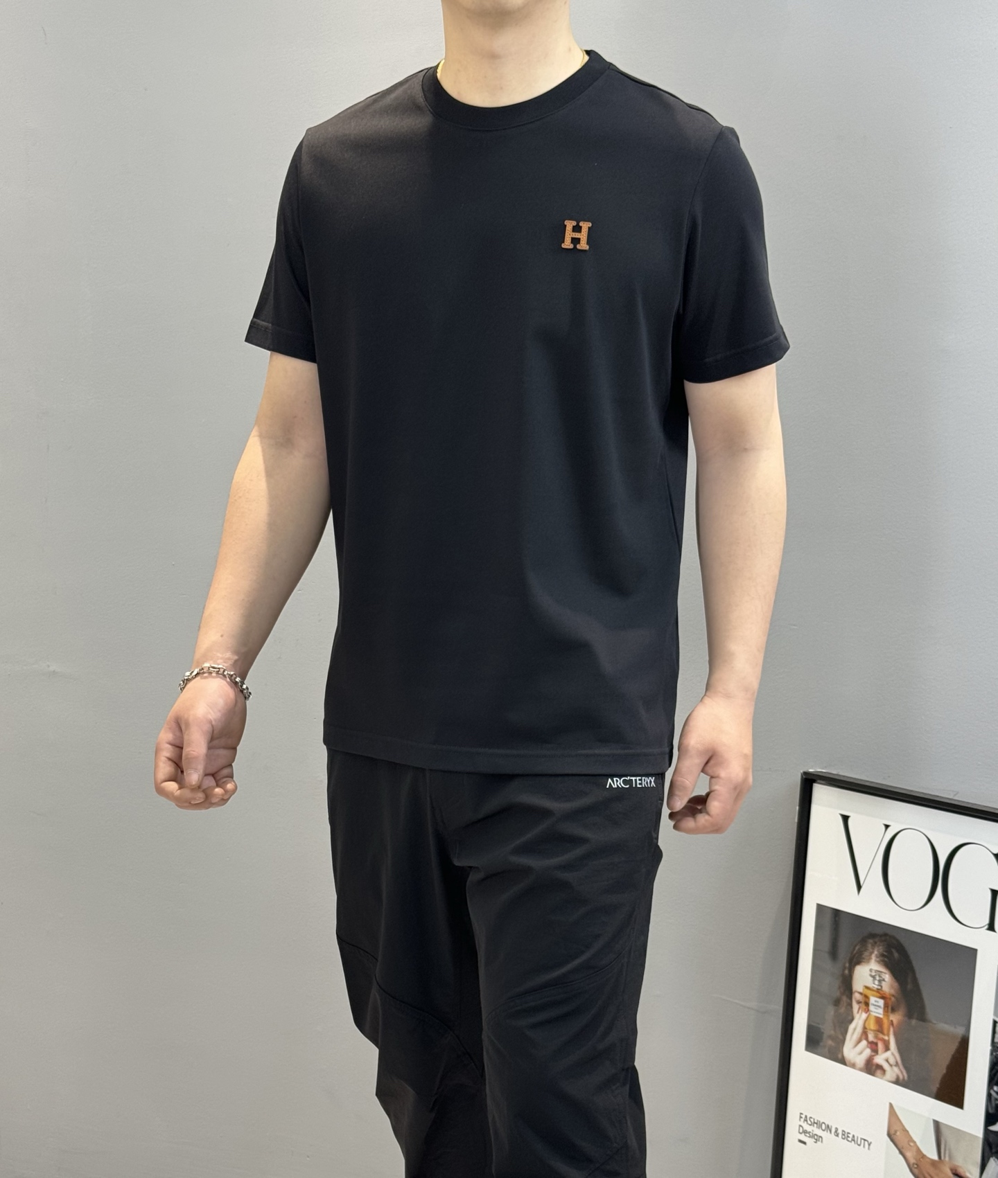 Herme*s爱马仕短袖T恤，胸口定制经典品牌H橘色皮标设计.240g纯棉双纱面料，对色定染面料，超精细
