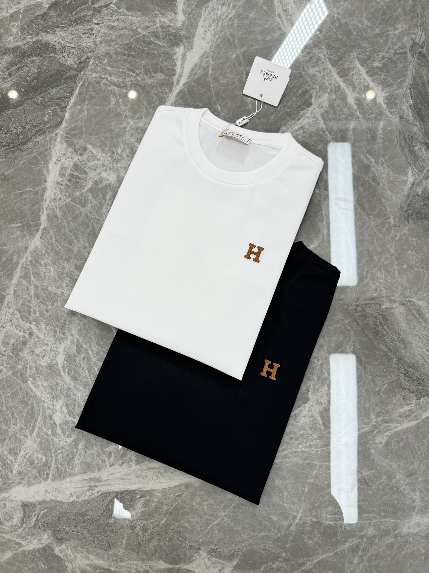Herme*s爱马仕短袖T恤，胸口定制经典品牌H橘色皮标设计.240g纯棉双纱面料，对色定染面料，超精细