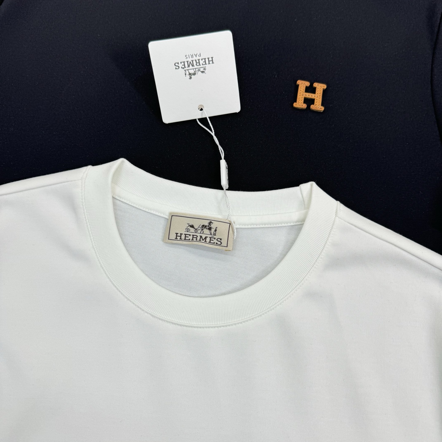 Herme*s爱马仕短袖T恤，胸口定制经典品牌H橘色皮标设计.240g纯棉双纱面料，对色定染面料，超精细