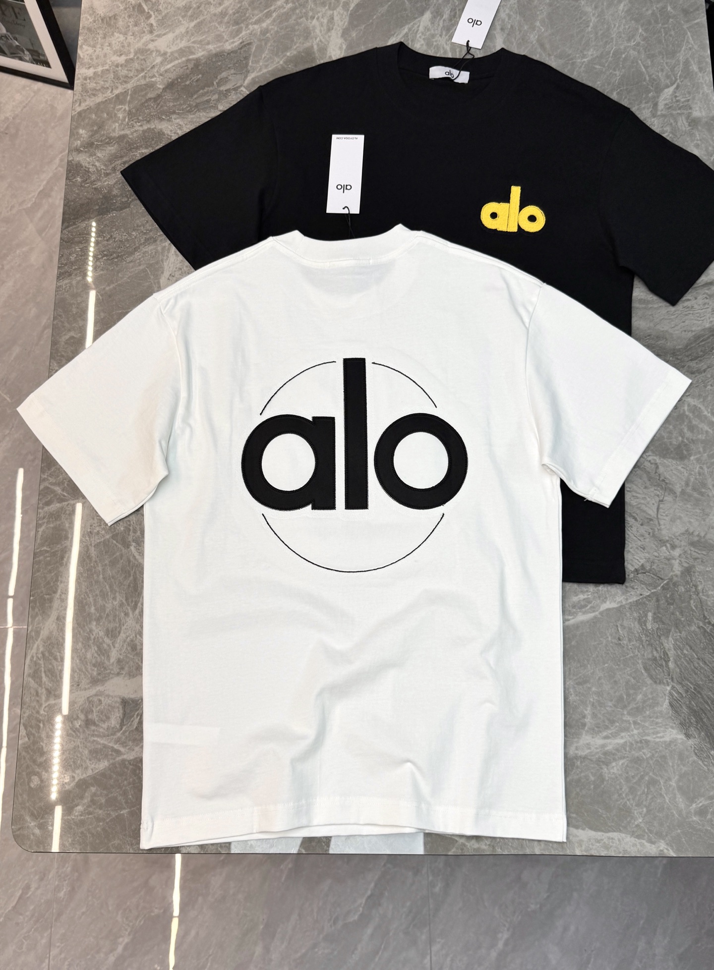 Alo黑白两色潮牌T恤.男女同款❤️撞色立体刺绣品牌标志超有辨识度！黑色款黄色刺绣，白色款撞黑色刺绣🪡简