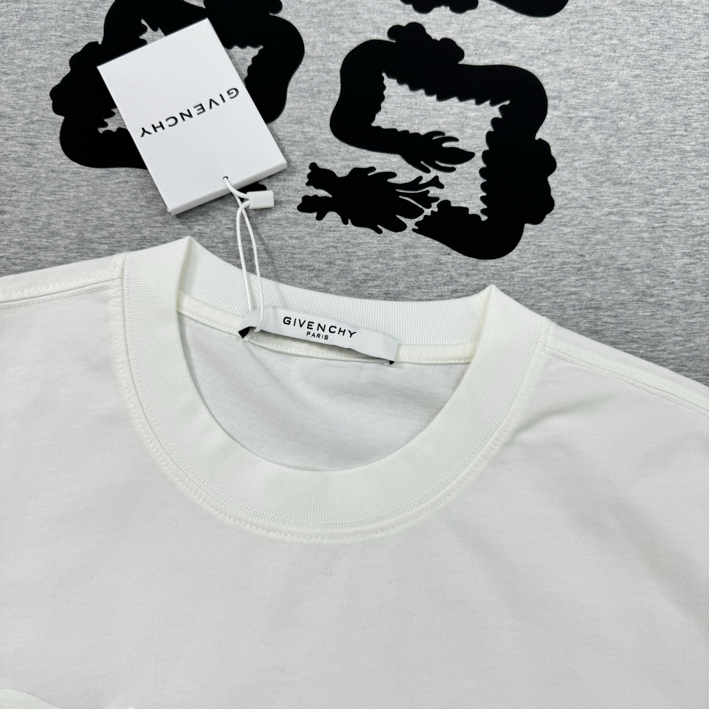 Givench*y纪梵希潮牌新款T恤.男女同款推荐！230g纯棉面料，柔软舒适.透气吸汗.上身舒适.轻松