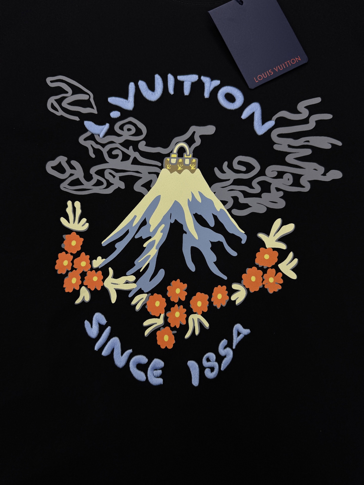 🌋LV与Nigo联名的FW火山刺绣T恤，男女同款❤️舒适纯棉材质，穿着舒适透气。正面火山+花卉刺绣，融合