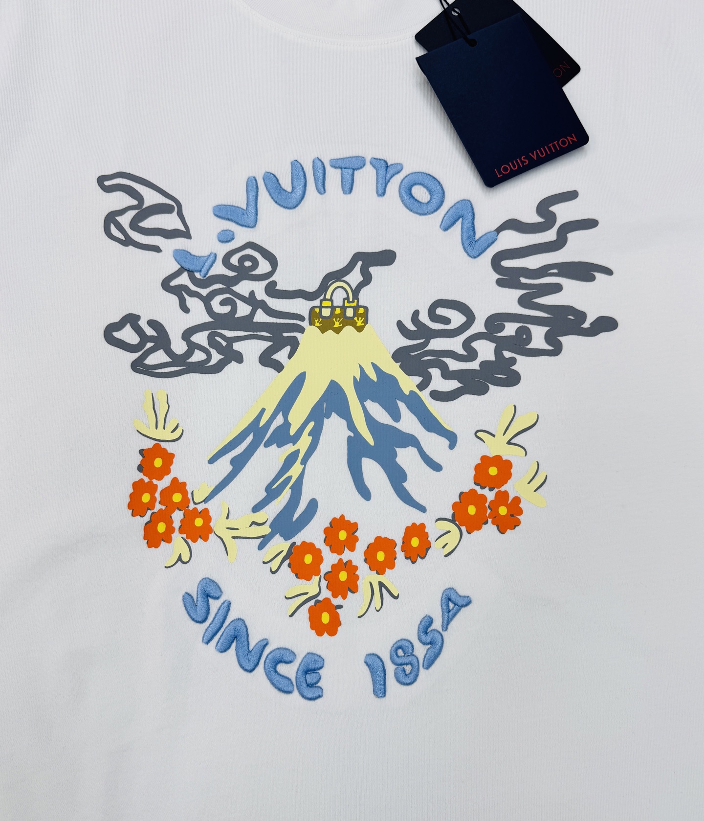 🌋LV与Nigo联名的FW火山刺绣T恤，男女同款❤️舒适纯棉材质，穿着舒适透气。正面火山+花卉刺绣，融合