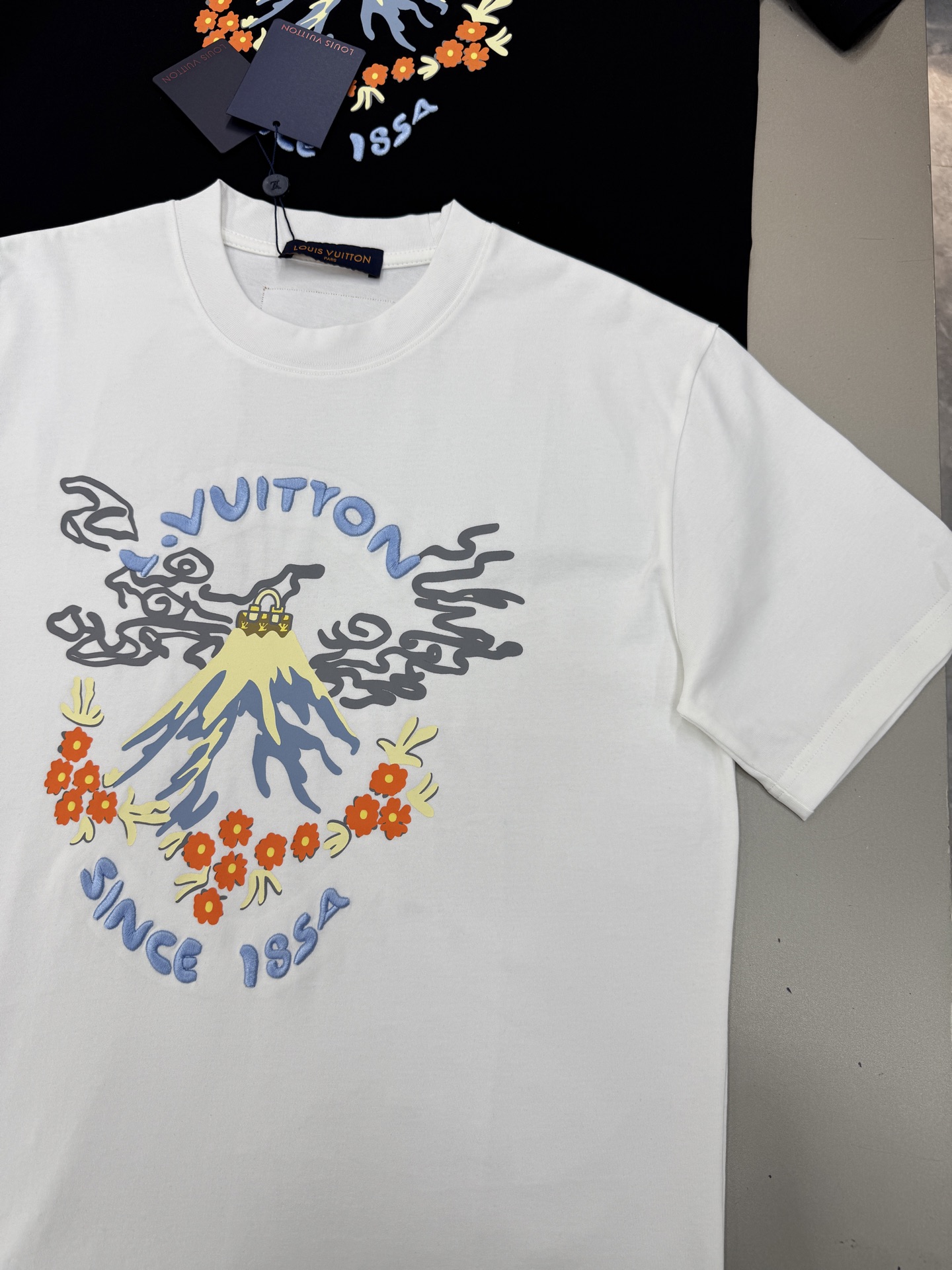 🌋LV与Nigo联名的FW火山刺绣T恤，男女同款❤️舒适纯棉材质，穿着舒适透气。正面火山+花卉刺绣，融合