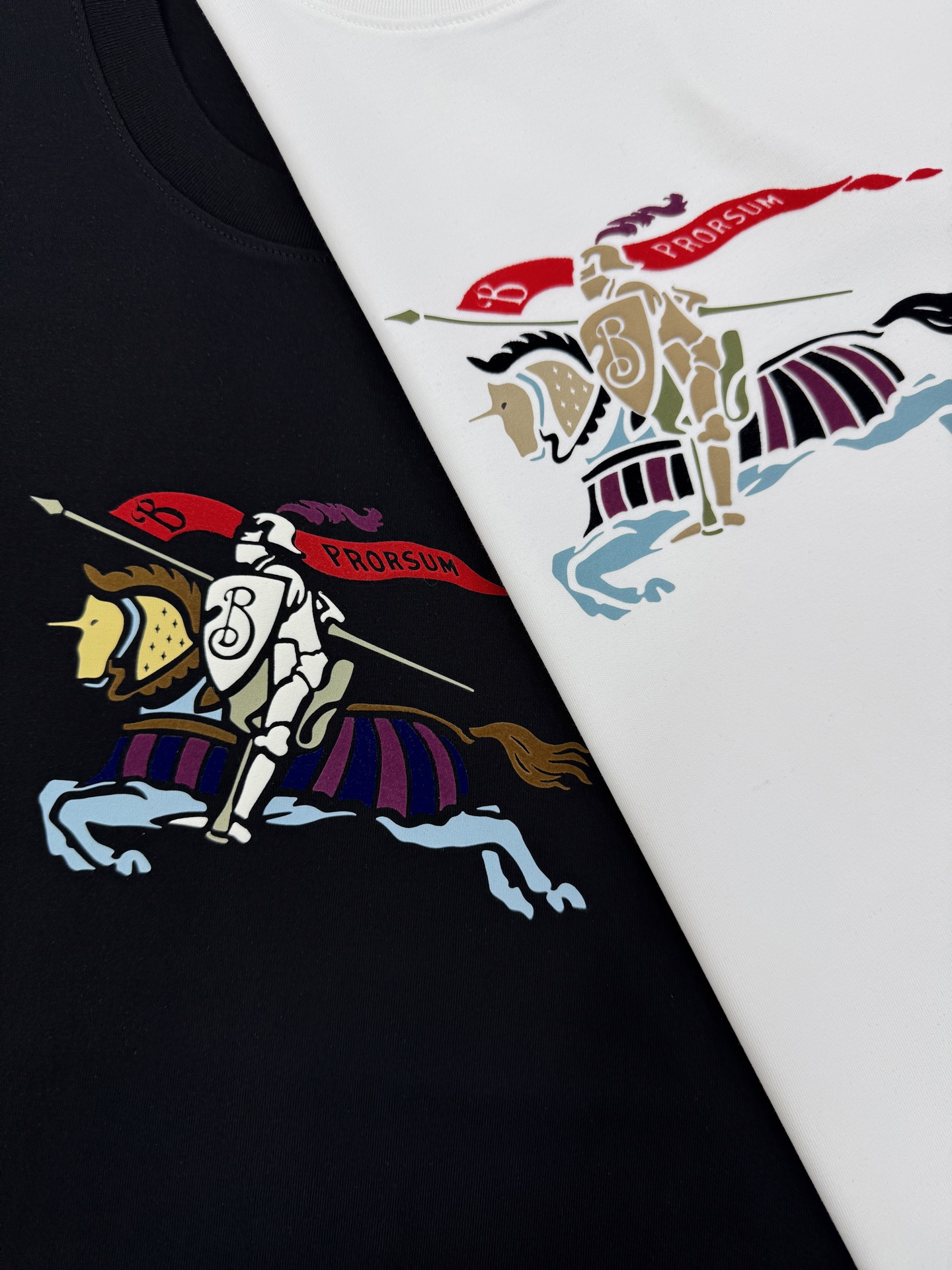 ⚜️Burberry战马潮牌T恤.男女同款❤️胸前彩色马术骑士徽标超吸睛，立体发泡工艺精致，辨识度满分✨