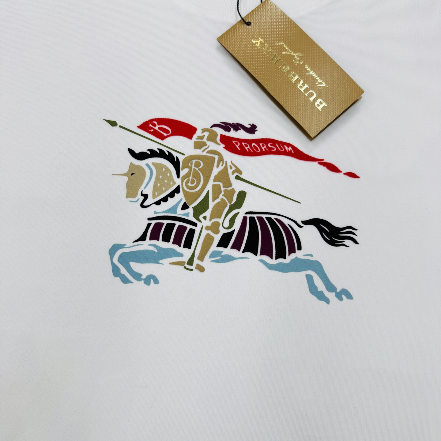 Burberry战马潮牌T恤.男女同款❤️胸前彩色马术骑士徽标超吸睛，立体发泡工艺精致，辨识度满分✨超舒