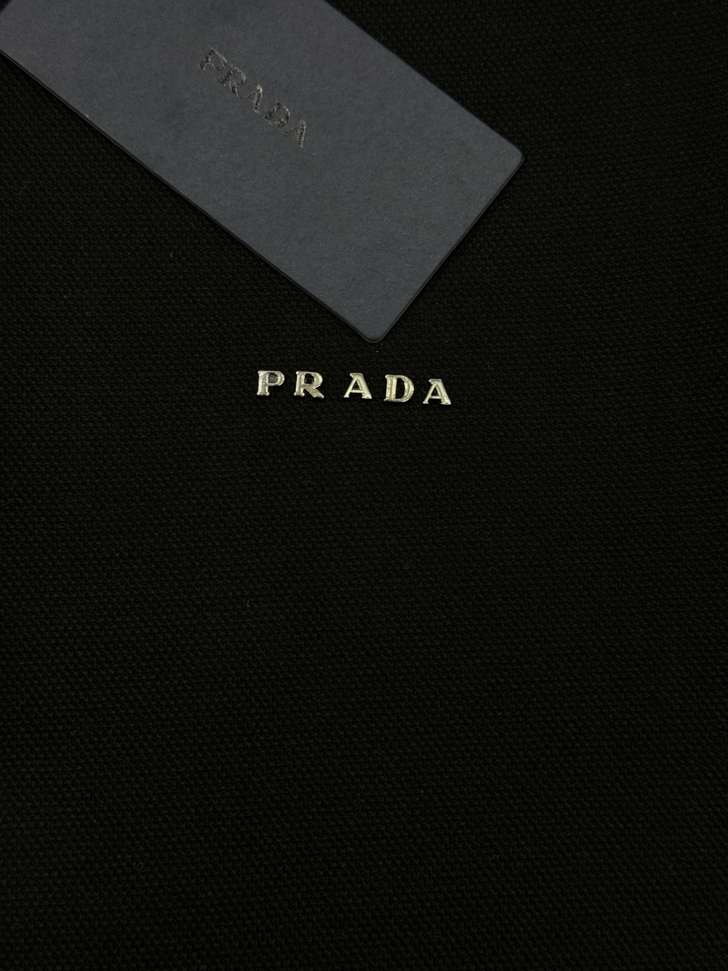 PRADA普拉达男士长袖翻领Polo.胸前经典Prada标识.高周波立体工艺.简单高级.整体纯色调调.辅