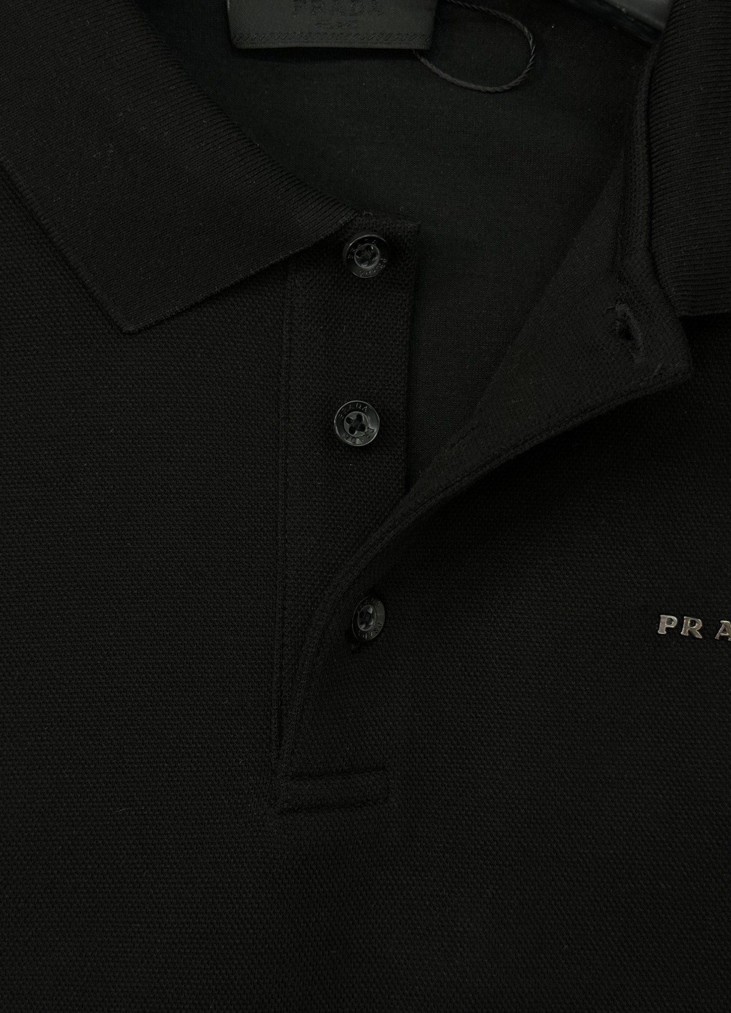 PRADA普拉达男士长袖翻领Polo.胸前经典Prada标识.高周波立体工艺.简单高级.整体纯色调调.辅