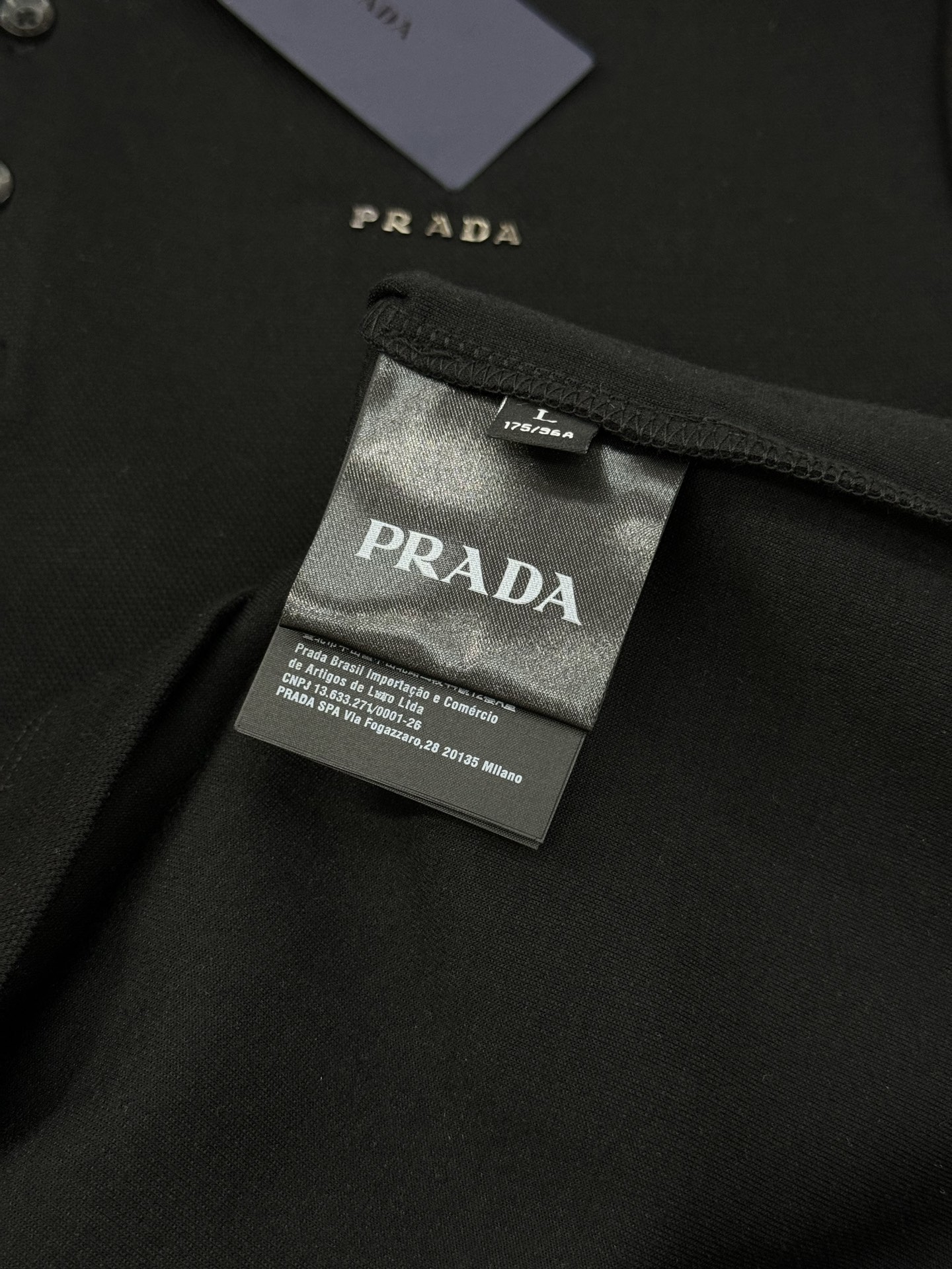 PRADA普拉达男士长袖翻领Polo.胸前经典Prada标识.高周波立体工艺.简单高级.整体纯色调调.辅