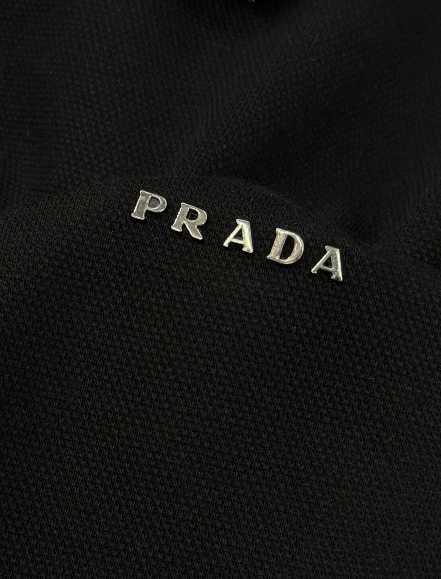 PRADA普拉达男士长袖翻领Polo.胸前经典Prada标识.高周波立体工艺.简单高级.整体纯色调调.辅
