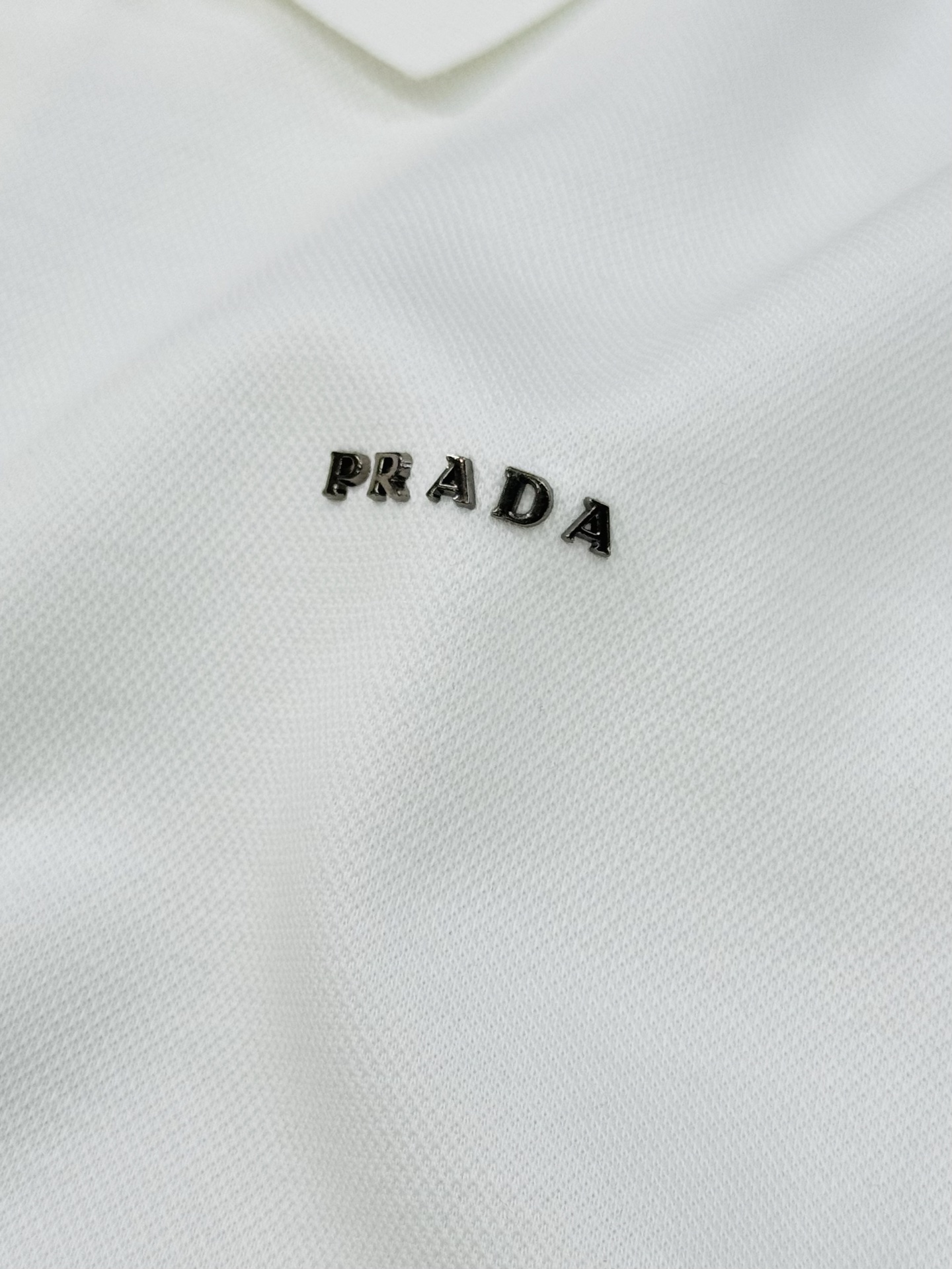 PRADA普拉达男士长袖翻领Polo.胸前经典Prada标识.高周波立体工艺.简单高级.整体纯色调调.辅