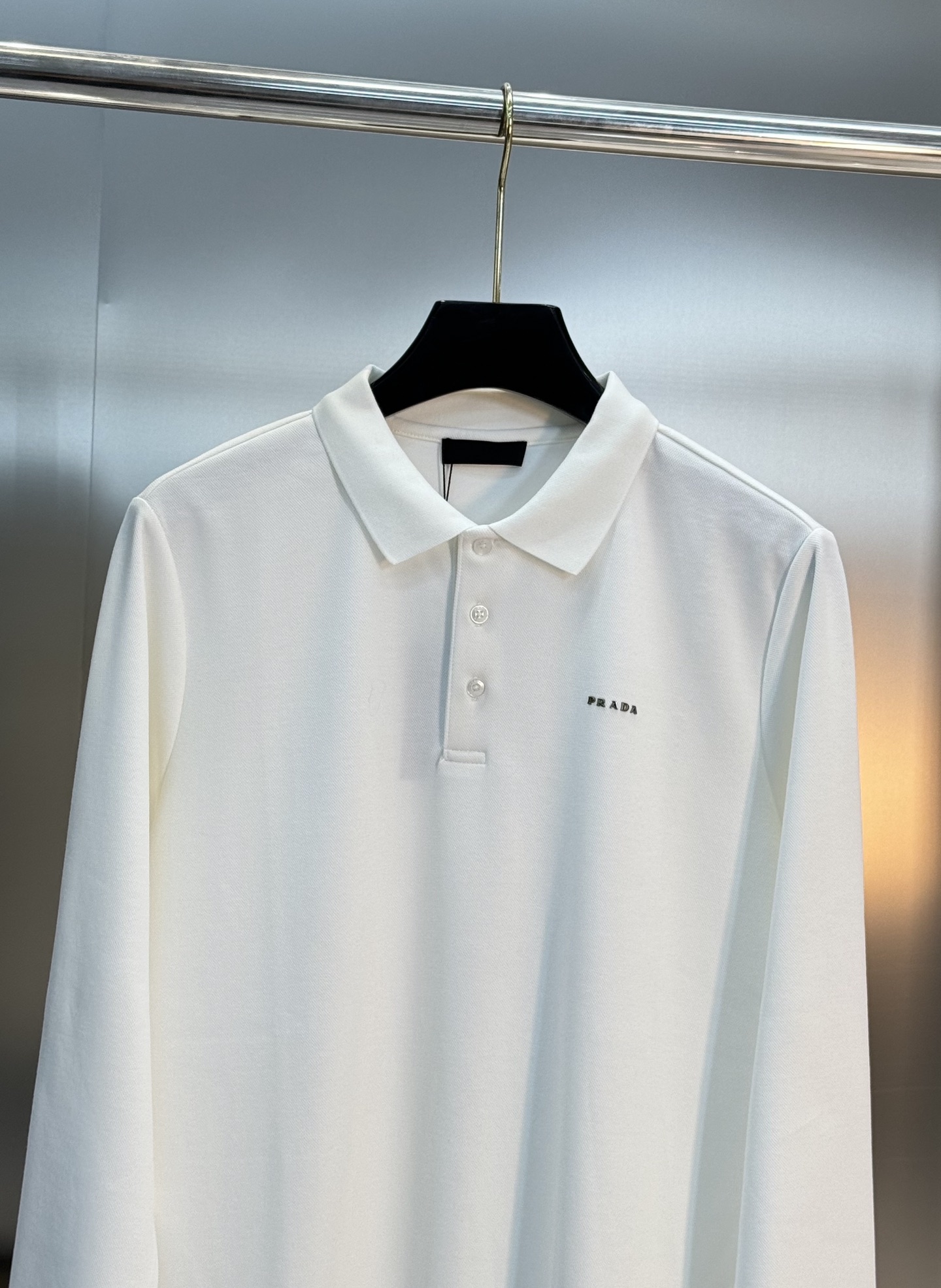 PRADA普拉达男士长袖翻领Polo.胸前经典Prada标识.高周波立体工艺.简单高级.整体纯色调调.辅