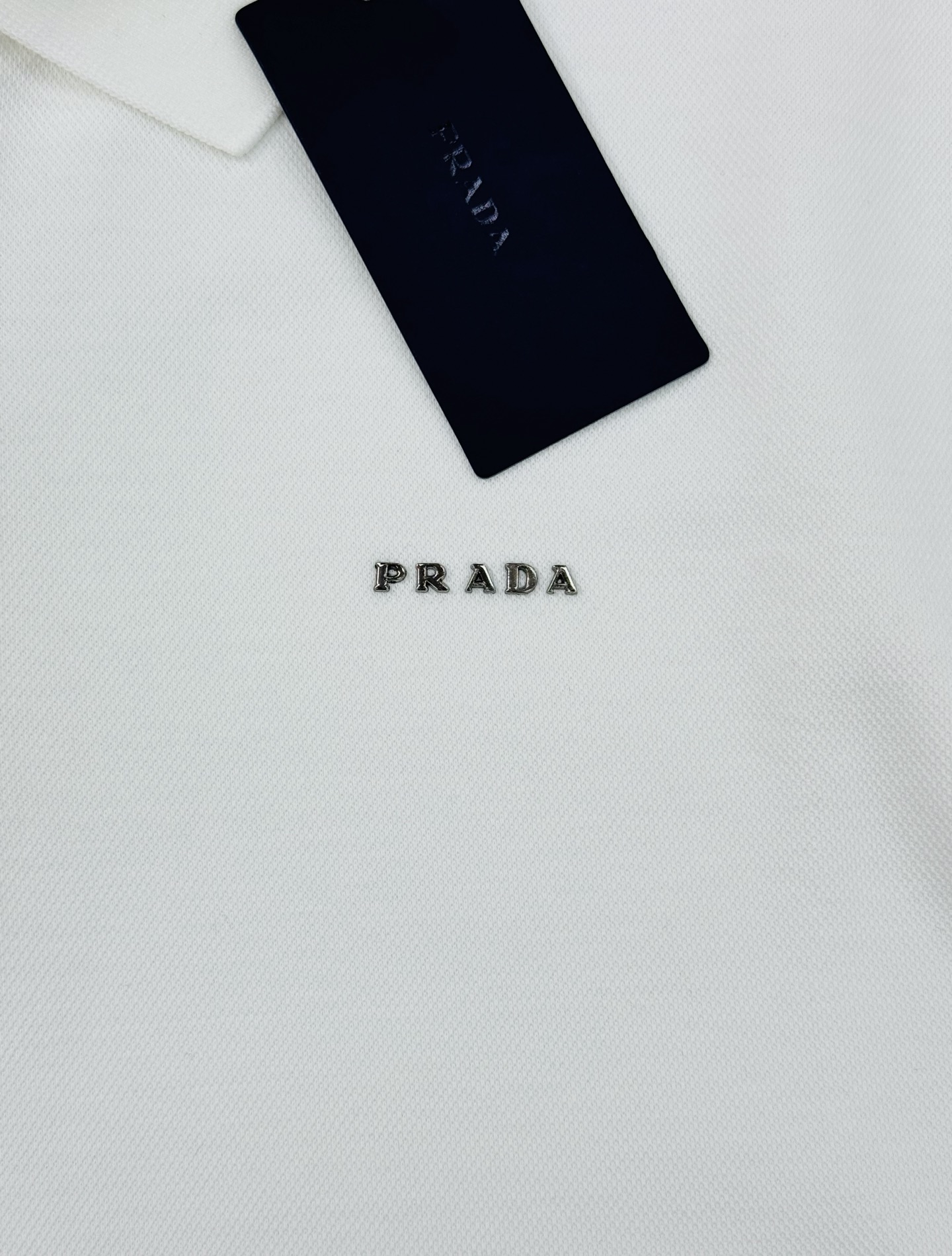 PRADA普拉达男士长袖翻领Polo.胸前经典Prada标识.高周波立体工艺.简单高级.整体纯色调调.辅