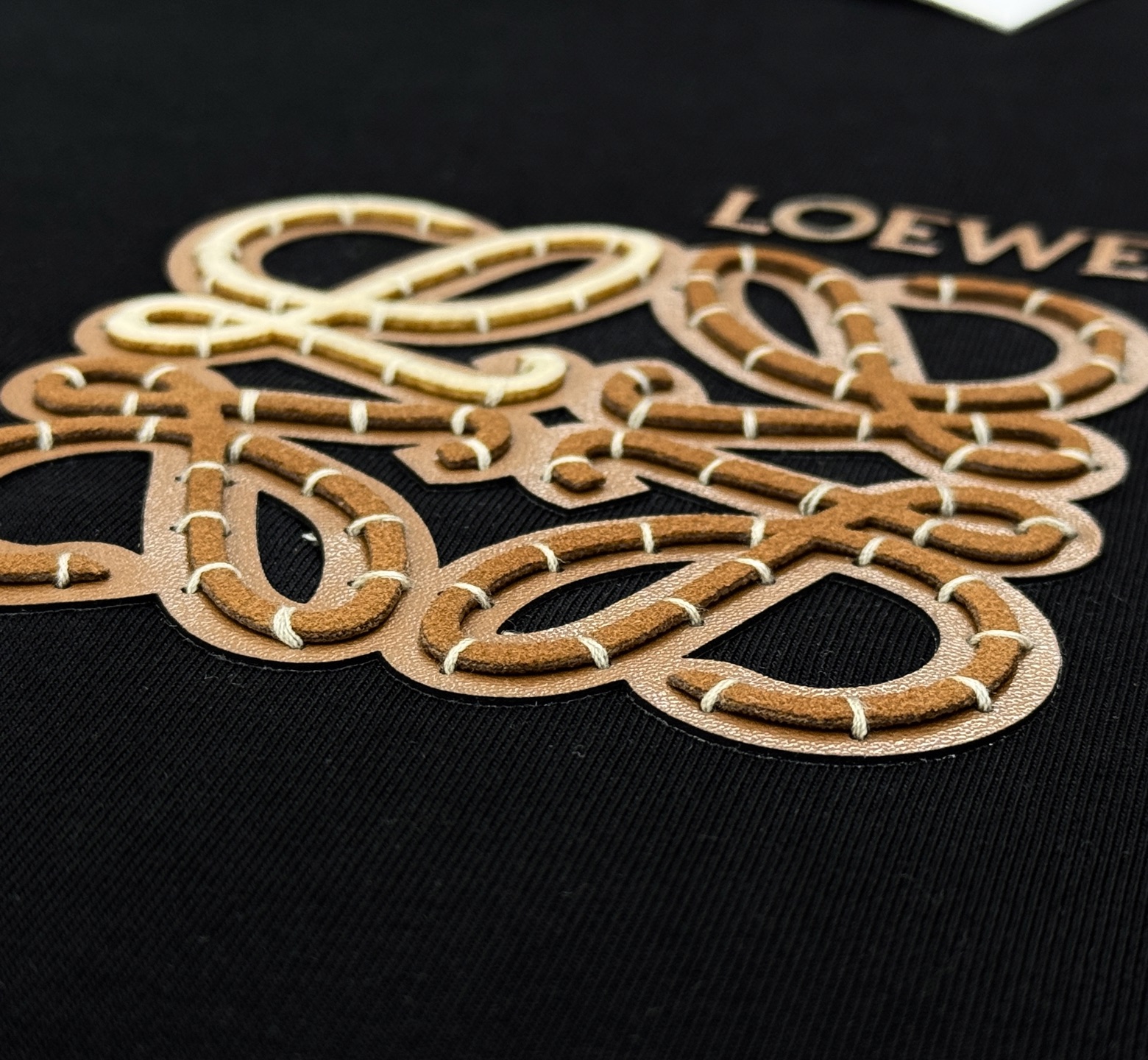 Loewe罗意威Anagram潮牌T恤，男女同款❤️舒适纯棉面料，柔软透气，夏天穿超舒服！胸前皮感棕色L