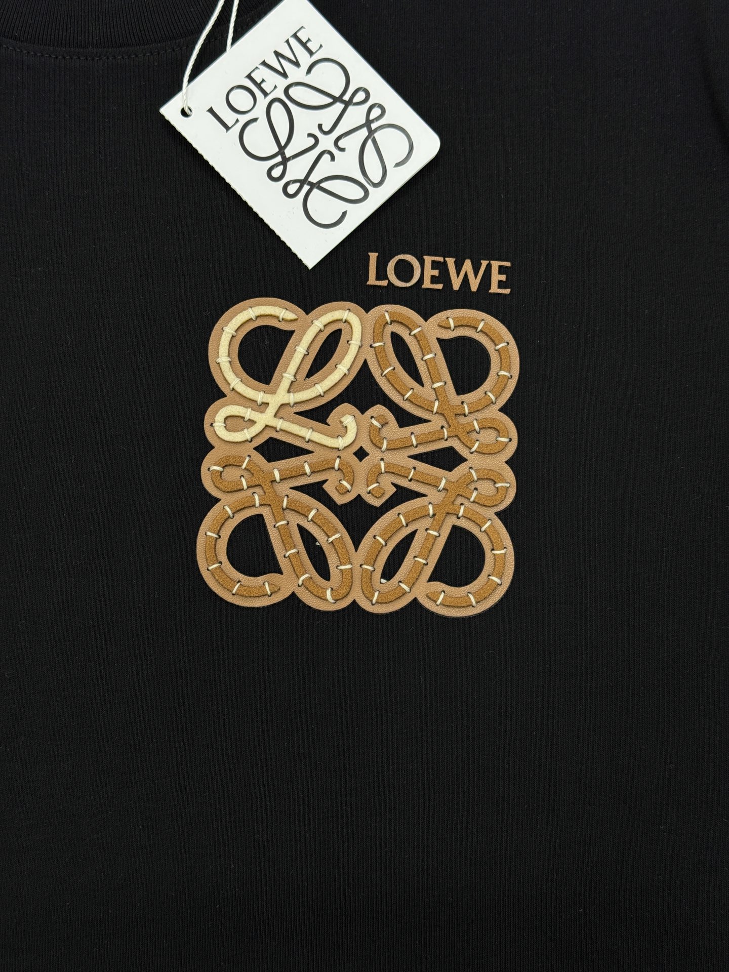 Loewe罗意威Anagram潮牌T恤，男女同款❤️舒适纯棉面料，柔软透气，夏天穿超舒服！胸前皮感棕色L
