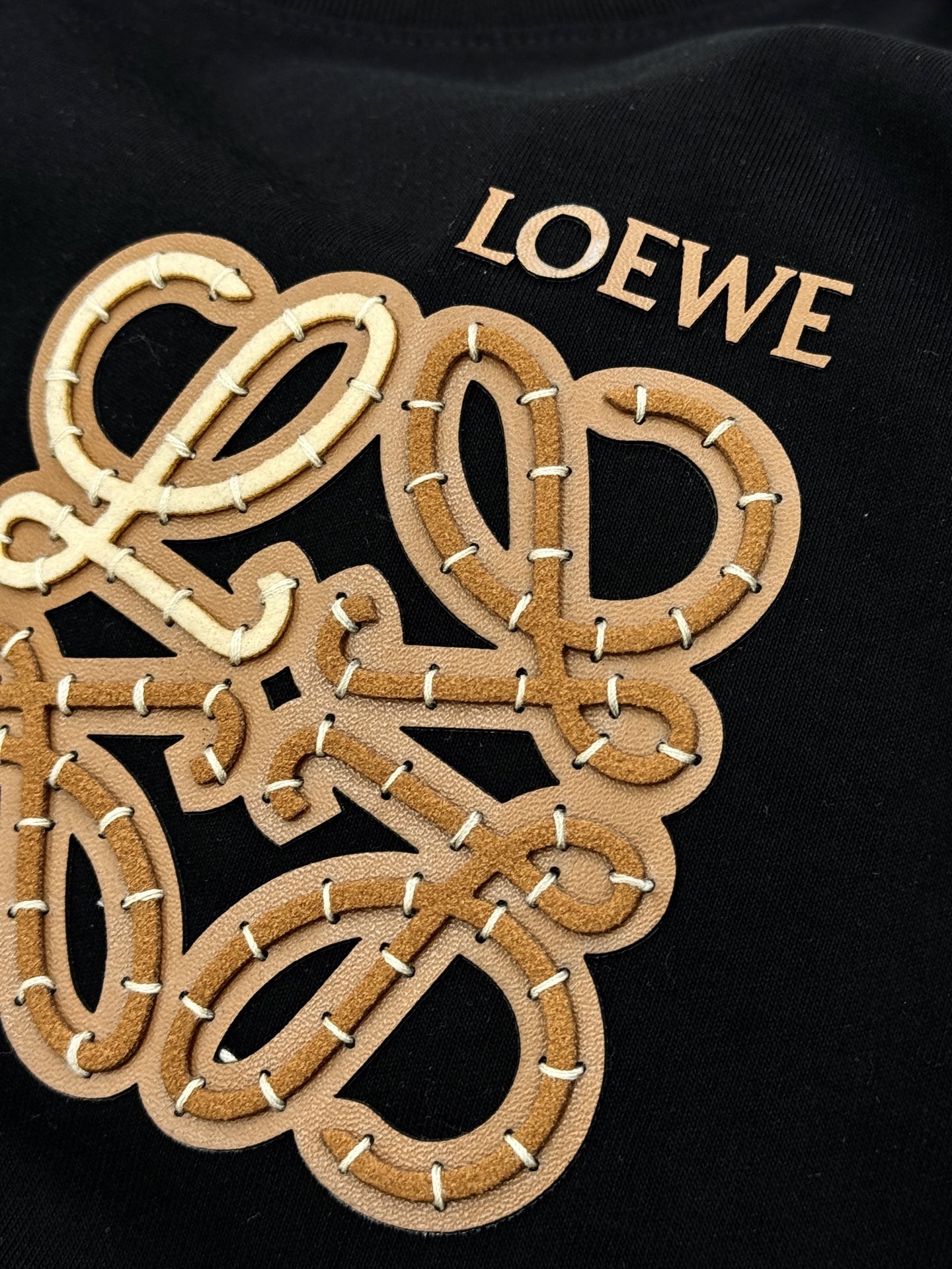 Loewe罗意威Anagram潮牌T恤，男女同款❤️舒适纯棉面料，柔软透气，夏天穿超舒服！胸前皮感棕色L