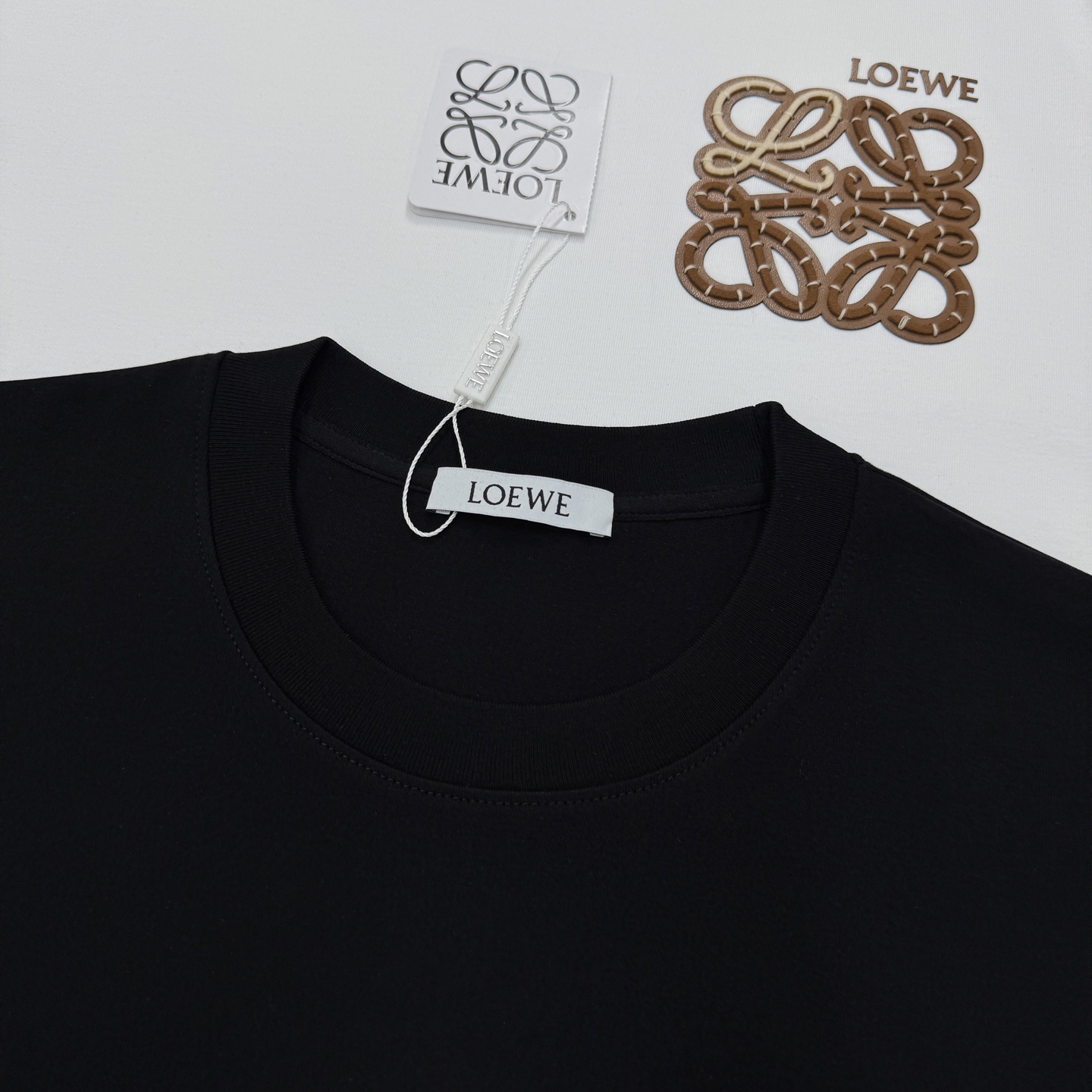 Loewe罗意威Anagram潮牌T恤，男女同款❤️舒适纯棉面料，柔软透气，夏天穿超舒服！胸前皮感棕色L