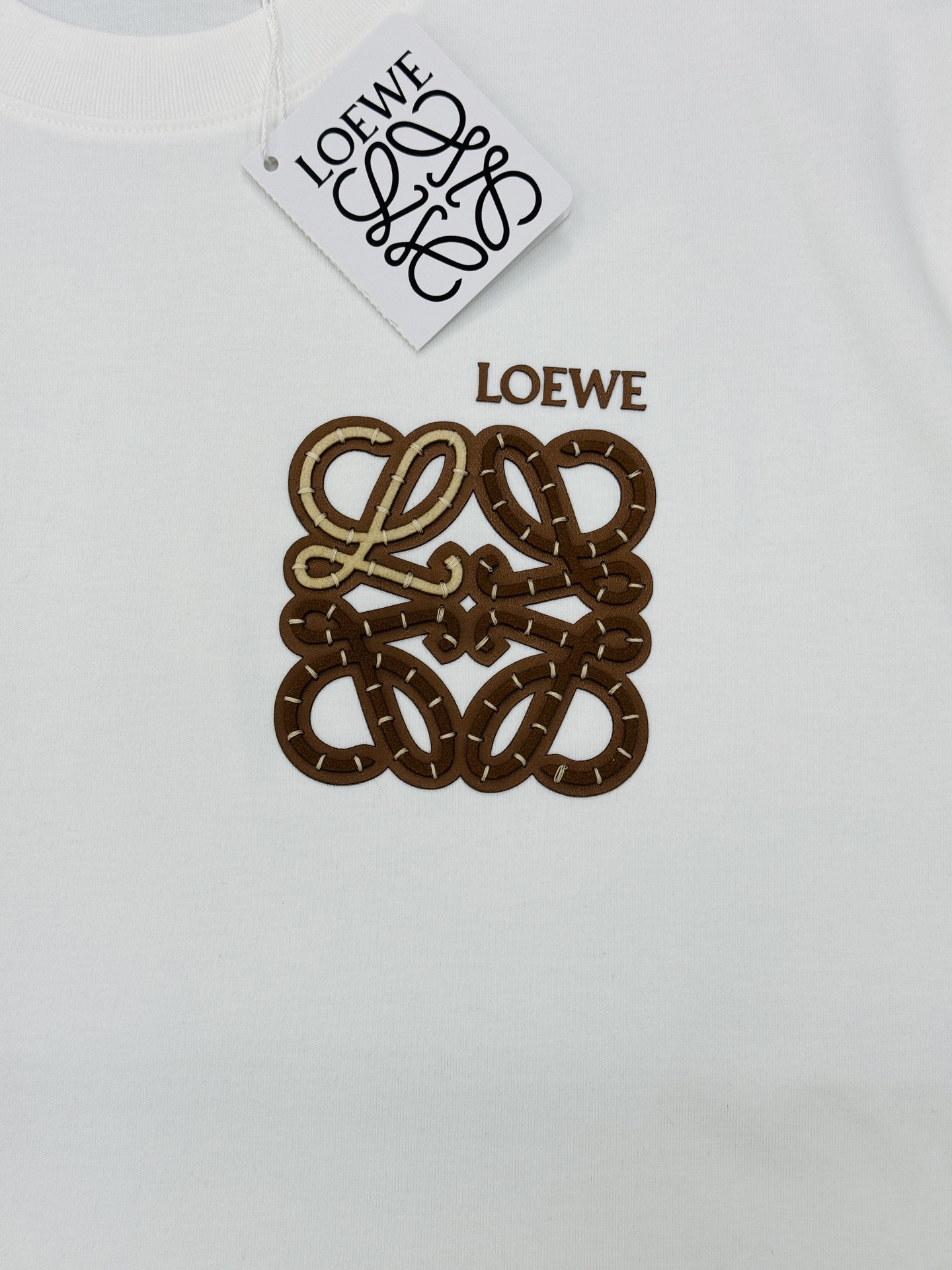 Loewe罗意威Anagram潮牌T恤，男女同款❤️舒适纯棉面料，柔软透气，夏天穿超舒服！胸前皮感棕色L