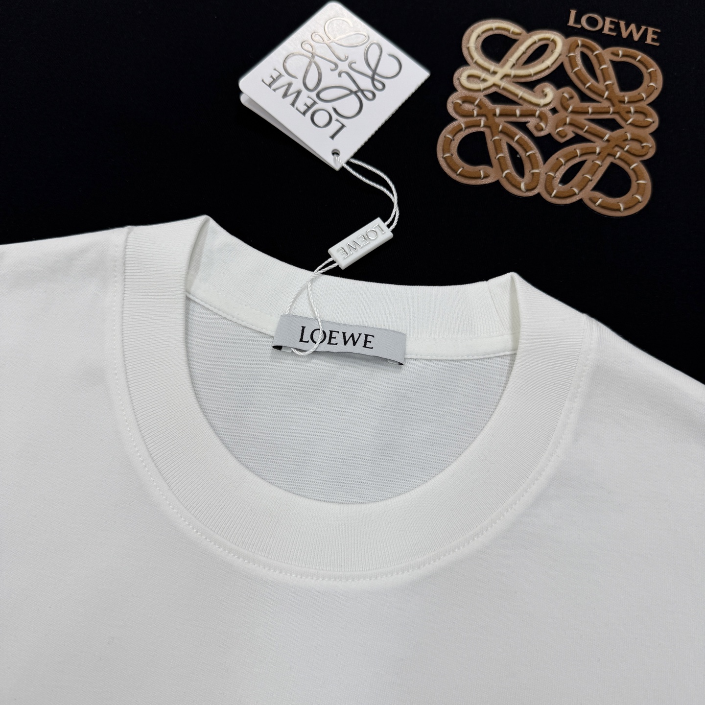 Loewe罗意威Anagram潮牌T恤，男女同款❤️舒适纯棉面料，柔软透气，夏天穿超舒服！胸前皮感棕色L
