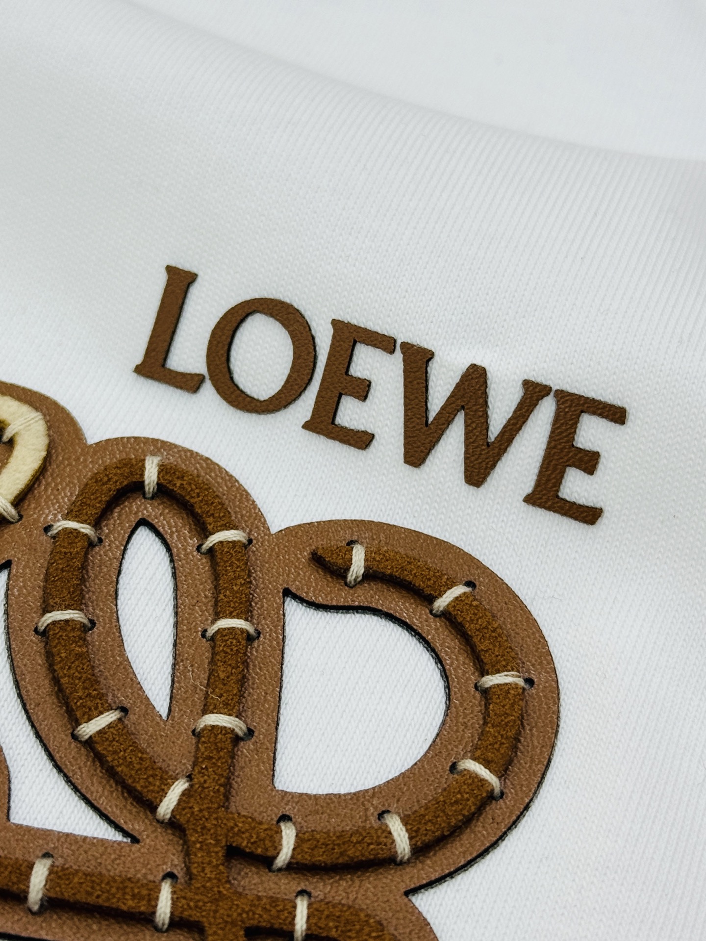 Loewe罗意威Anagram潮牌T恤，男女同款❤️舒适纯棉面料，柔软透气，夏天穿超舒服！胸前皮感棕色L
