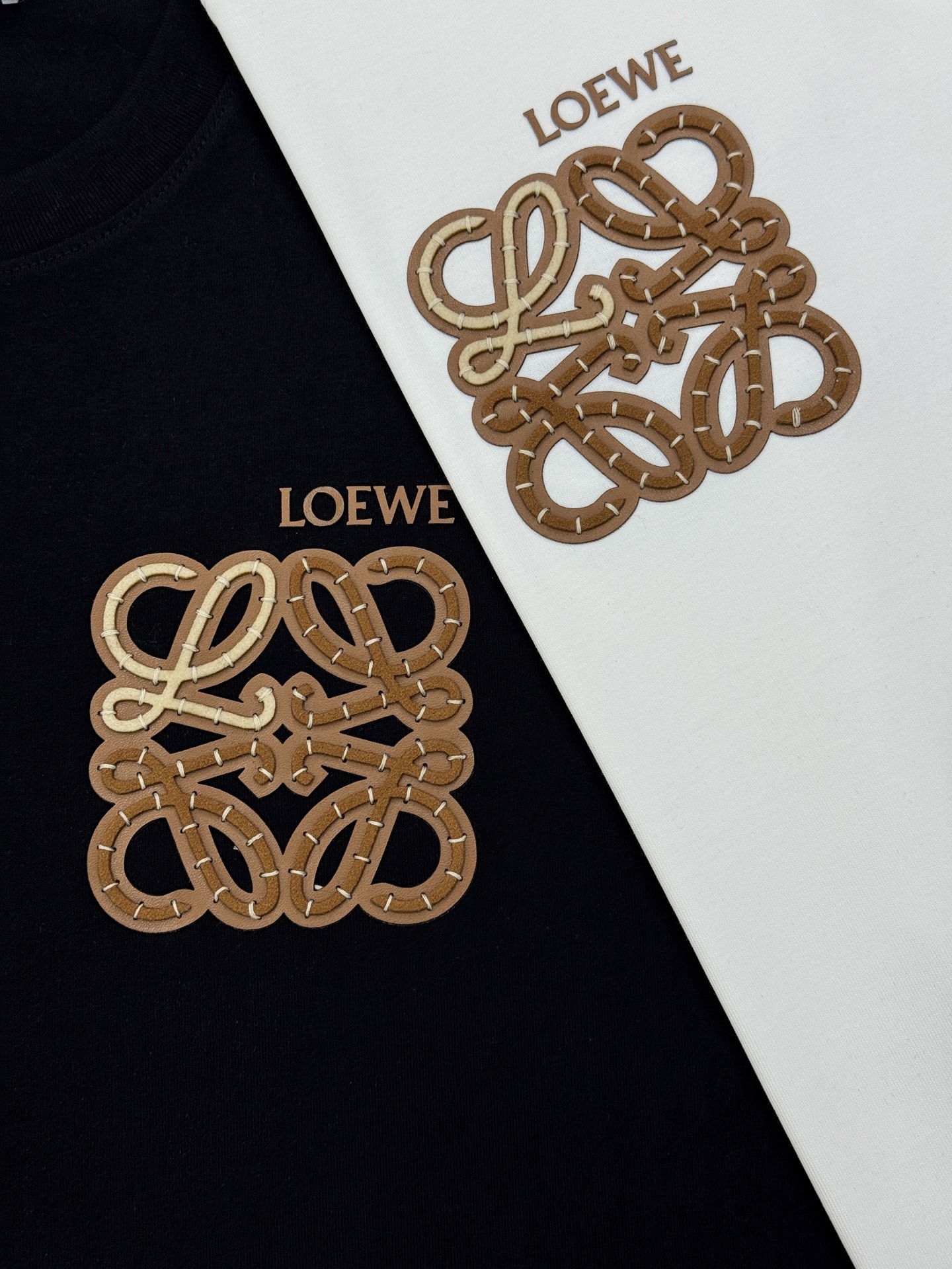 Loewe罗意威Anagram潮牌T恤，男女同款❤️舒适纯棉面料，柔软透气，夏天穿超舒服！胸前皮感棕色L