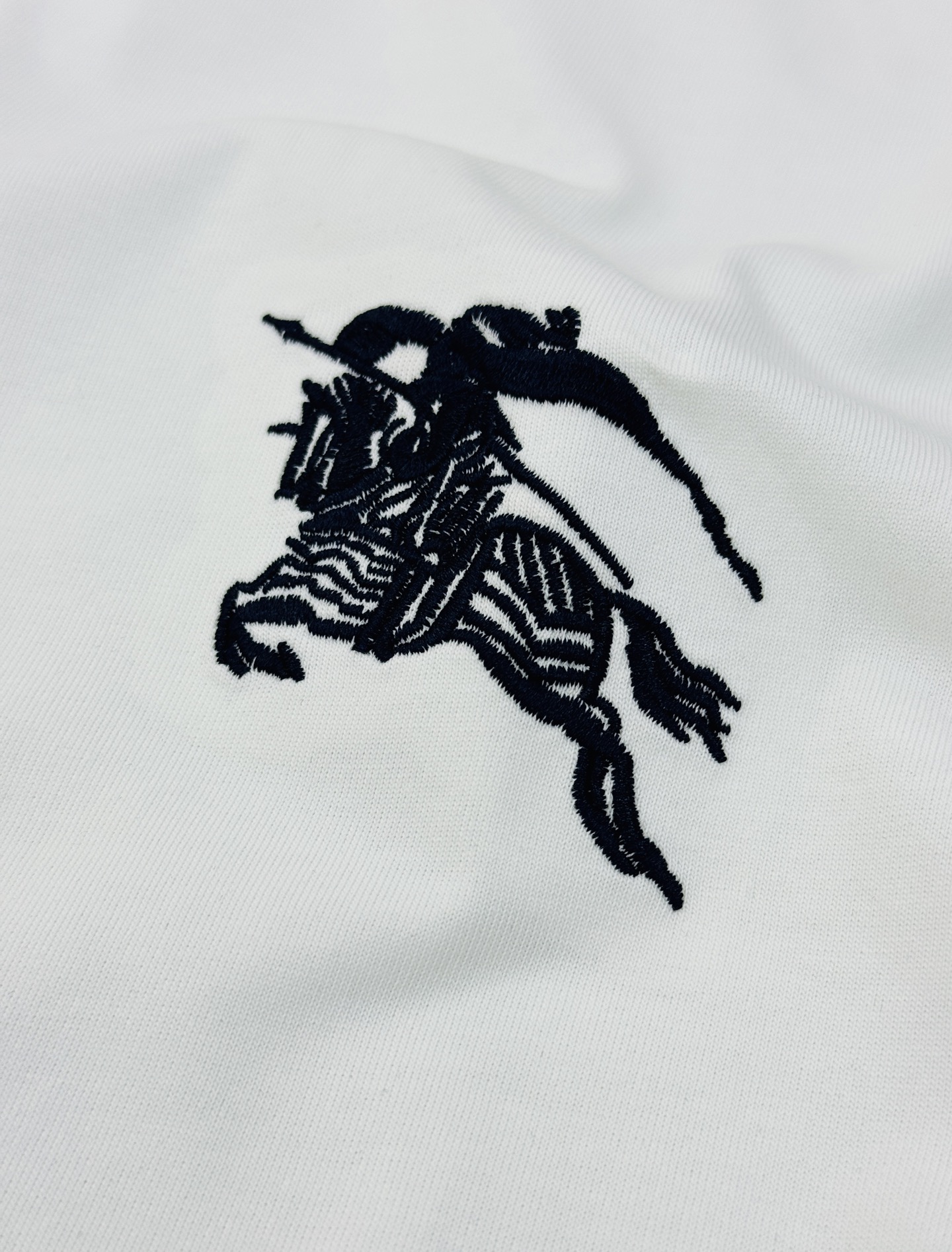 Burberry新款圆领T恤.男女同款❤️采用超舒适100%纯棉，柔软透气，春夏穿超舒服！圆领设计简约百