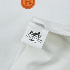 HERMES爱马仕新品冰棉T恤.承袭法式奢雅格调,甄选冰感垂顺面料,体感清爽不闷汗。胸前经典橙色H标刺绣,低调释放高阶品 HERMES爱马仕新品冰棉T恤.承袭法式奢雅格调,甄选冰感垂顺面料,体感清爽不闷汗。胸前经典橙色H标刺绣,低调释放高阶品