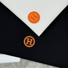 HERMES爱马仕新品冰棉T恤.承袭法式奢雅格调,甄选冰感垂顺面料,体感清爽不闷汗。胸前经典橙色H标刺绣,低调释放高阶品 HERMES爱马仕新品冰棉T恤.承袭法式奢雅格调,甄选冰感垂顺面料,体感清爽不闷汗。胸前经典橙色H标刺绣,低调释放高阶品