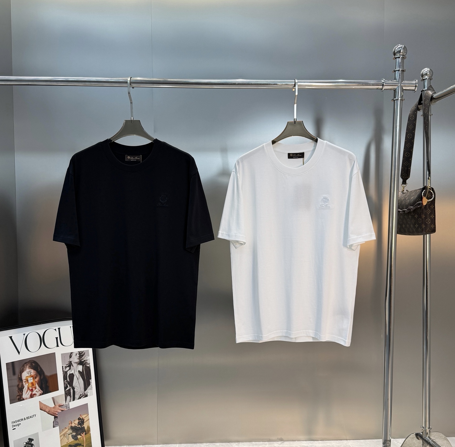 NO:866380,Loro piana basic T-shirt. Made of high-quality pure cotton, soft and skin-friendly, super breathable, super comfortable to wear in summer! Simple round neck + low-key embroidered logo on the chest, low-key and textured. The cut is loose, suitable for wearing alone or layered, and it is easy to create a high-end look. The brand is famous for its exquisite craftsmanship and high-end positioning. The color is white and black. Size M-3XL (/145 pounds recommended L), loro piana, tees, t-shirt,19860909Loro piana诺悠翩雅基础款T恤.采用高品质纯棉,柔软亲肤,透气性超棒,夏天穿超舒服！简约圆领+胸前低调刺绣Logo,低调又有质感.剪裁宽松,单穿或内搭都很OK,轻松打造高级感穿搭.品牌以精湛工艺和高端定位著称,颜色钱白色.黑色.码数M-3XL（/145斤建议L）,,loro piana,tees，t-shirt,,Men's clothing