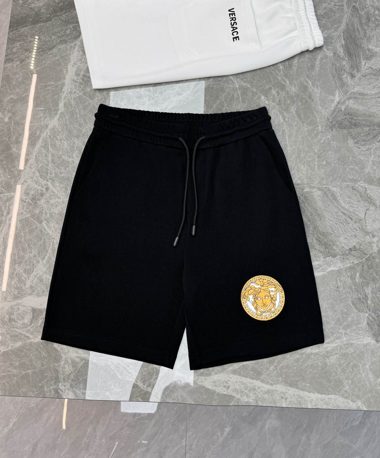 Versace范思哲新款夏季必备男士宽松短裤，天丝棉质面料超透气，穿着舒适不闷热！五分裤设计，日常休闲、