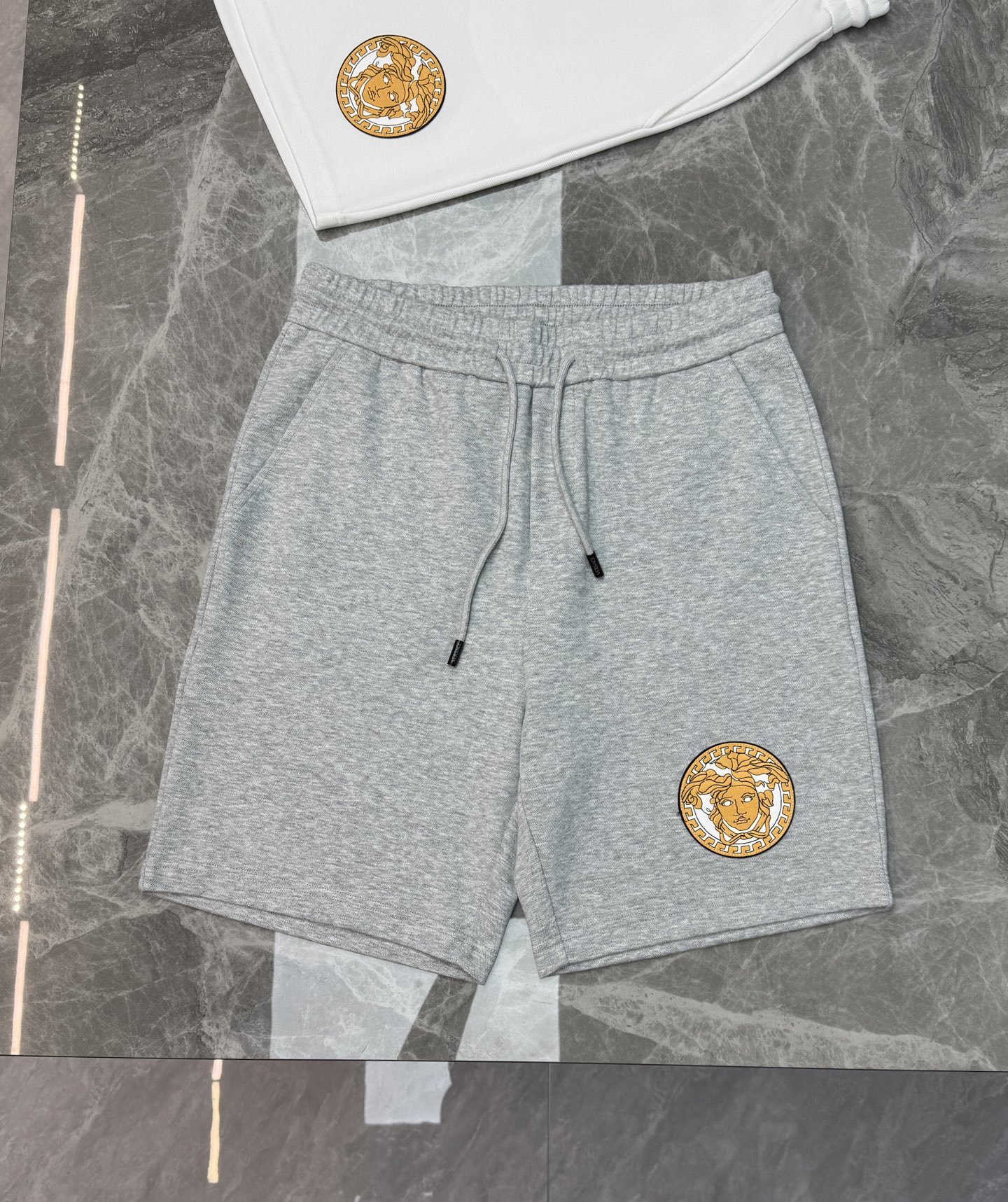 Versace范思哲新款夏季必备男士宽松短裤，天丝棉质面料超透气，穿着舒适不闷热！五分裤设计，日常休闲、