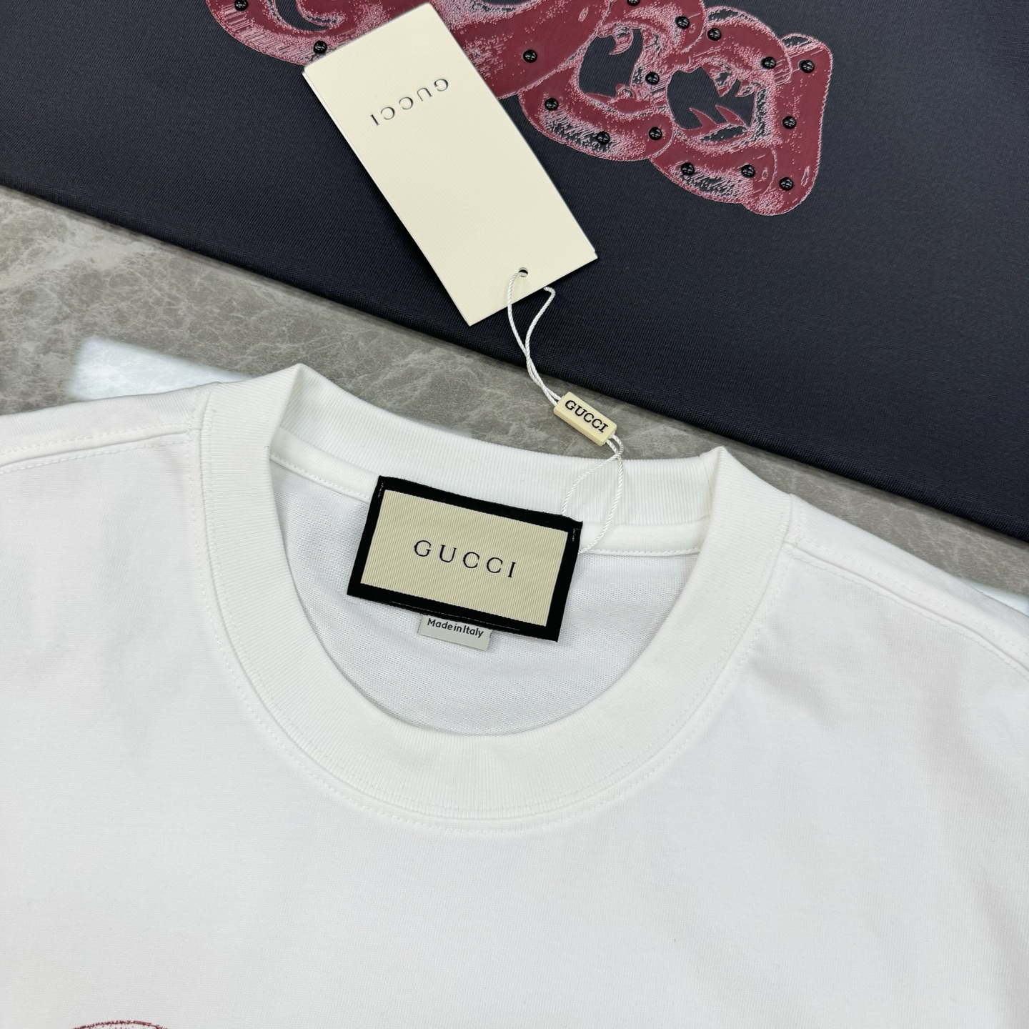 GUCC*潮牌新款圆领T恤.复古字母色系.男女同款～❤️潮人必备！胸前定制品牌图形烫画工艺.双层立体工艺