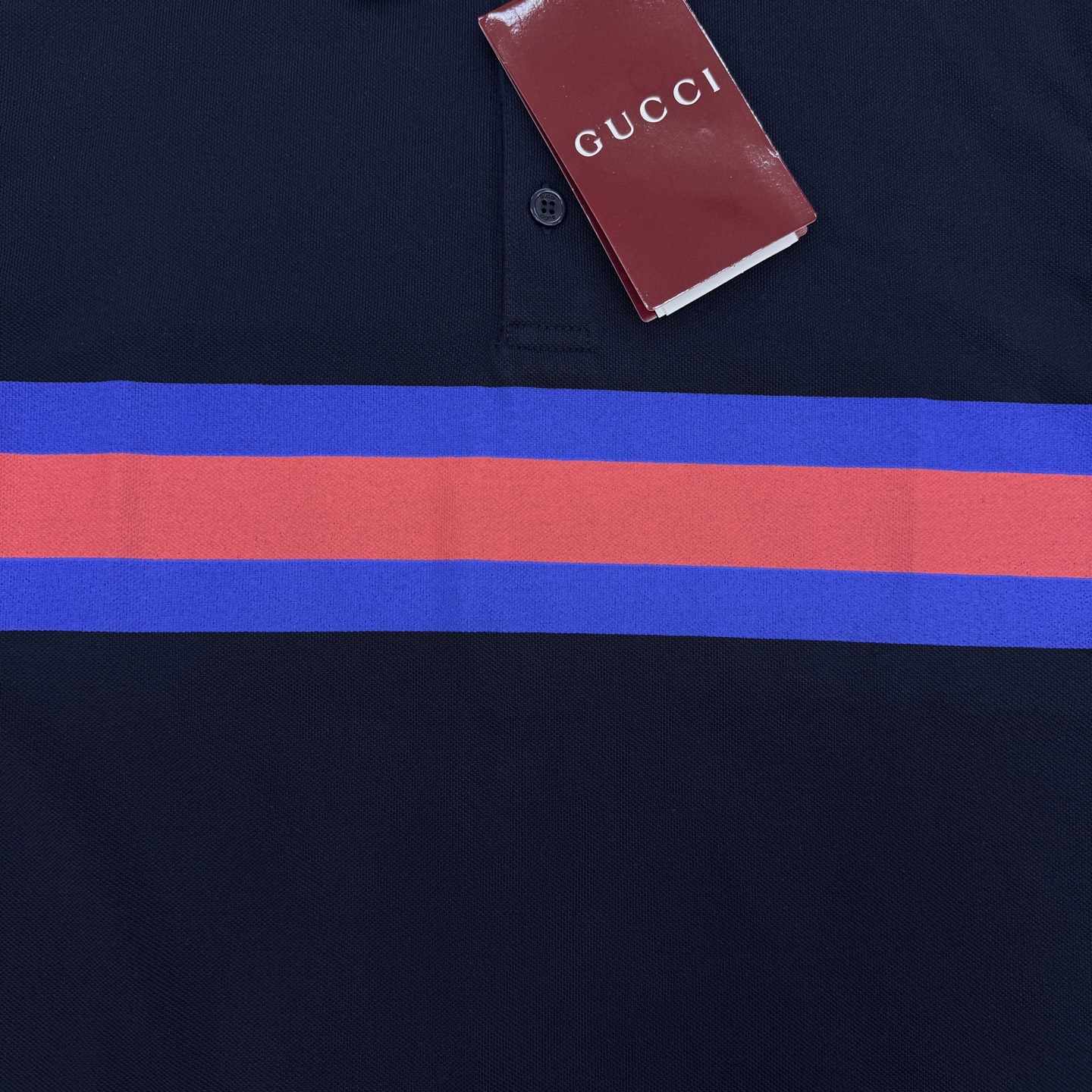 Gucci古奇POLO衫采用经典翻领设计，原单推荐❤️棉质面料柔软透气，夏天穿超舒服！白色+海军蓝配色，