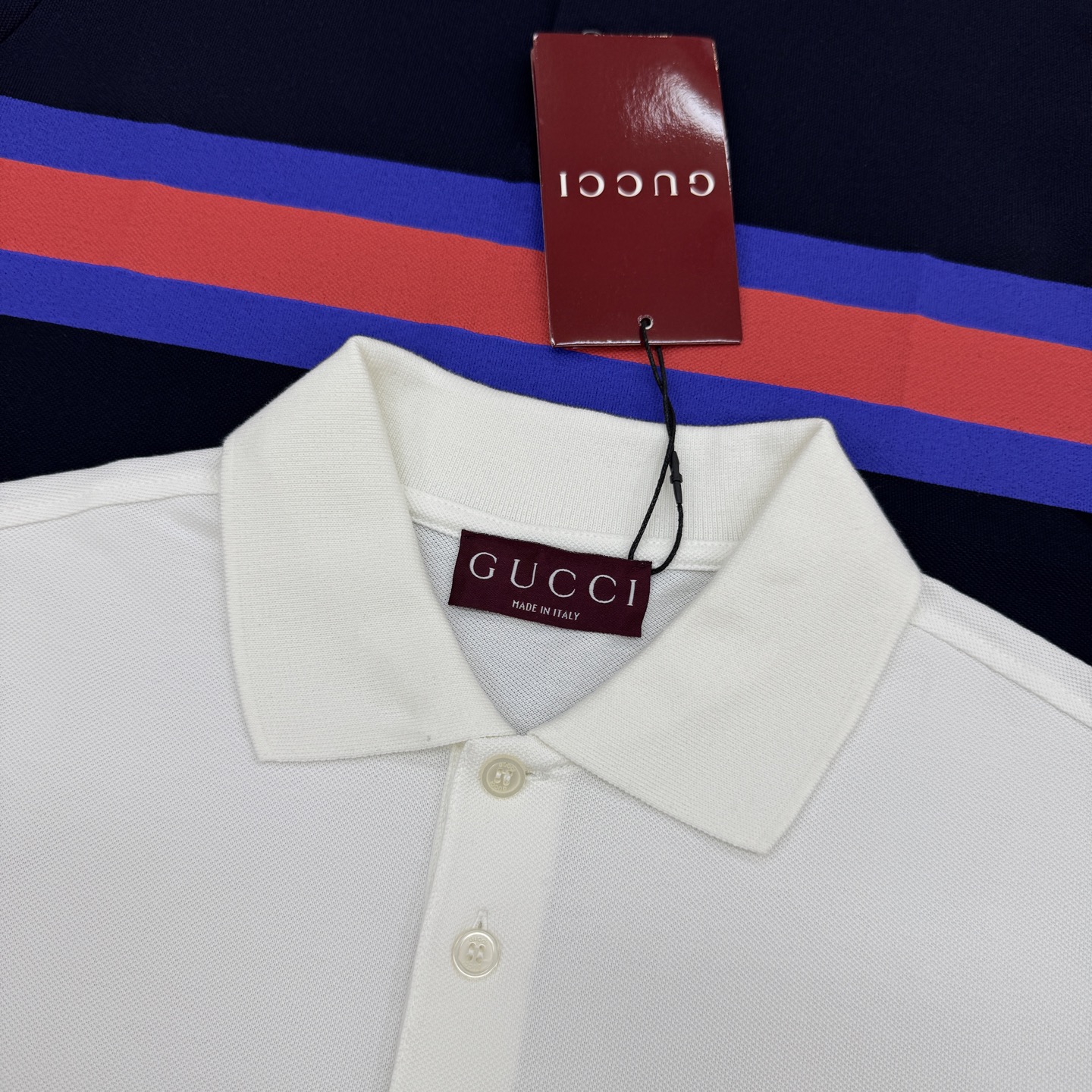 Gucci古奇POLO衫采用经典翻领设计，原单推荐❤️棉质面料柔软透气，夏天穿超舒服！白色+海军蓝配色，