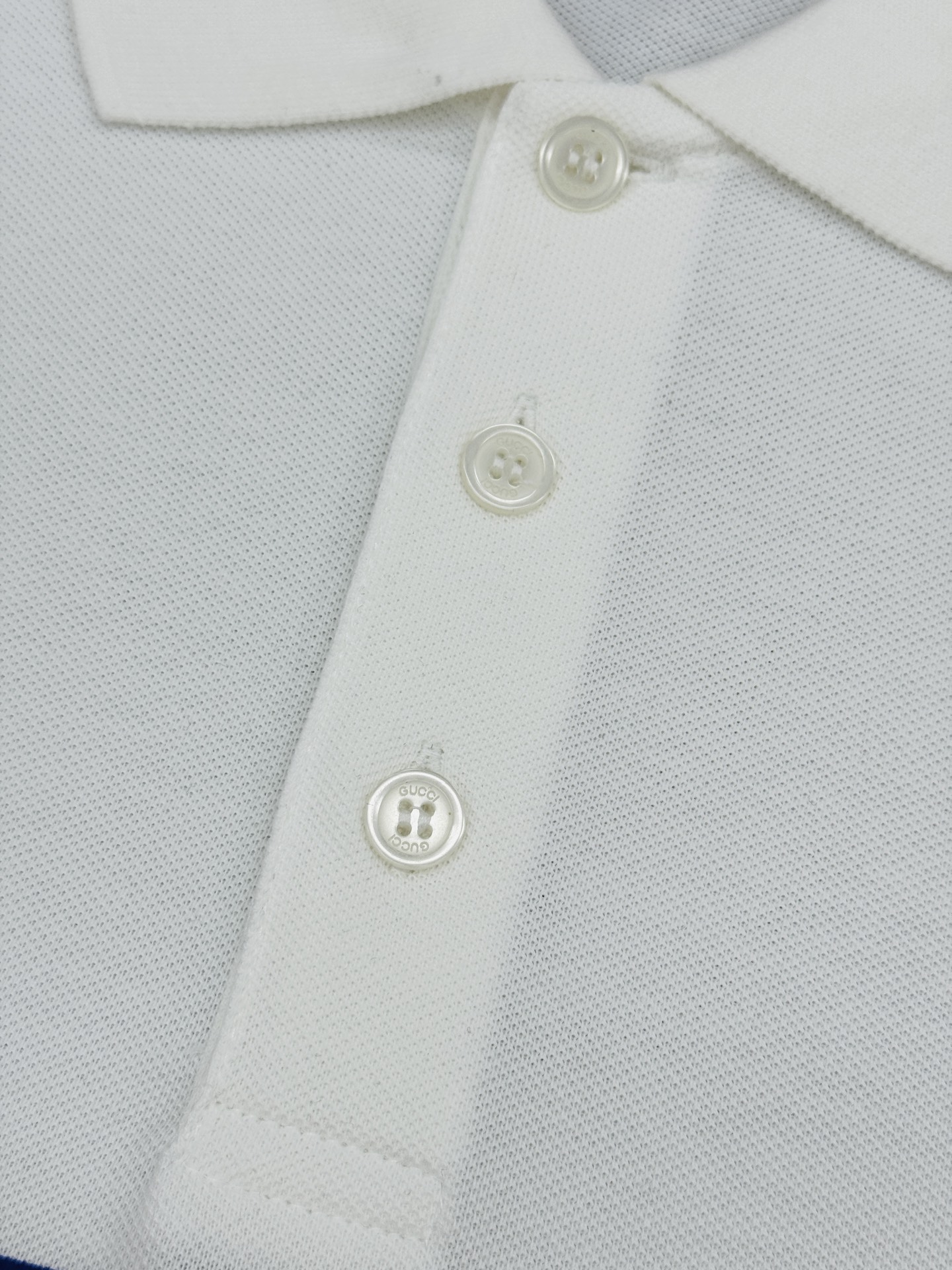 Gucci古奇POLO衫采用经典翻领设计，原单推荐❤️棉质面料柔软透气，夏天穿超舒服！白色+海军蓝配色，