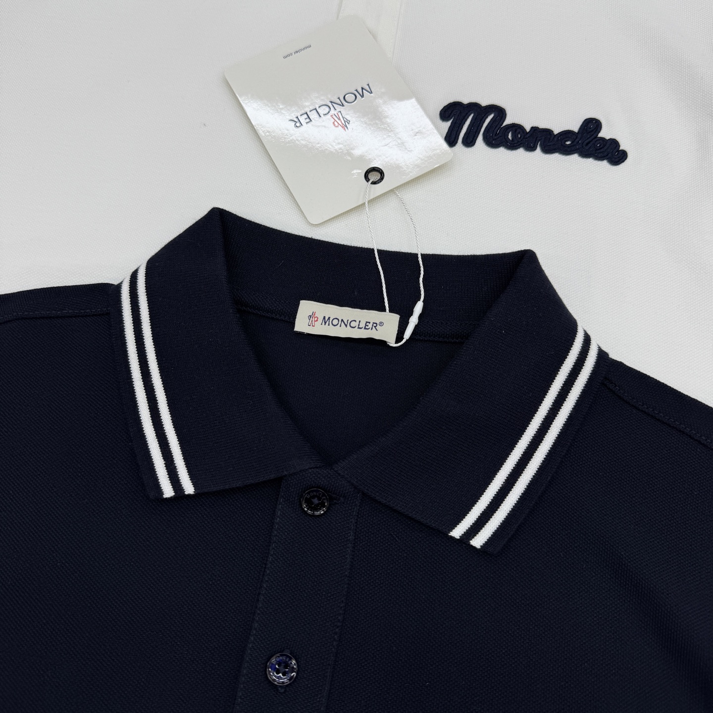 Moncler蒙口原单男士Polo衫，经典翻领+条纹装饰，简约又有细节感！高品质珠地棉料，柔软透气，夏天