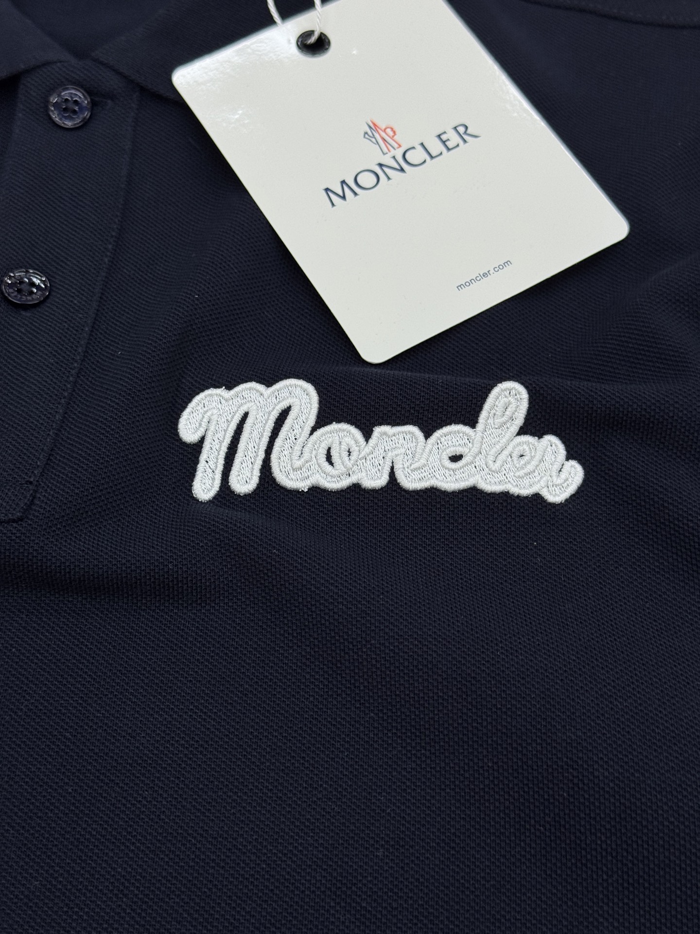 Moncler蒙口原单男士Polo衫，经典翻领+条纹装饰，简约又有细节感！高品质珠地棉料，柔软透气，夏天