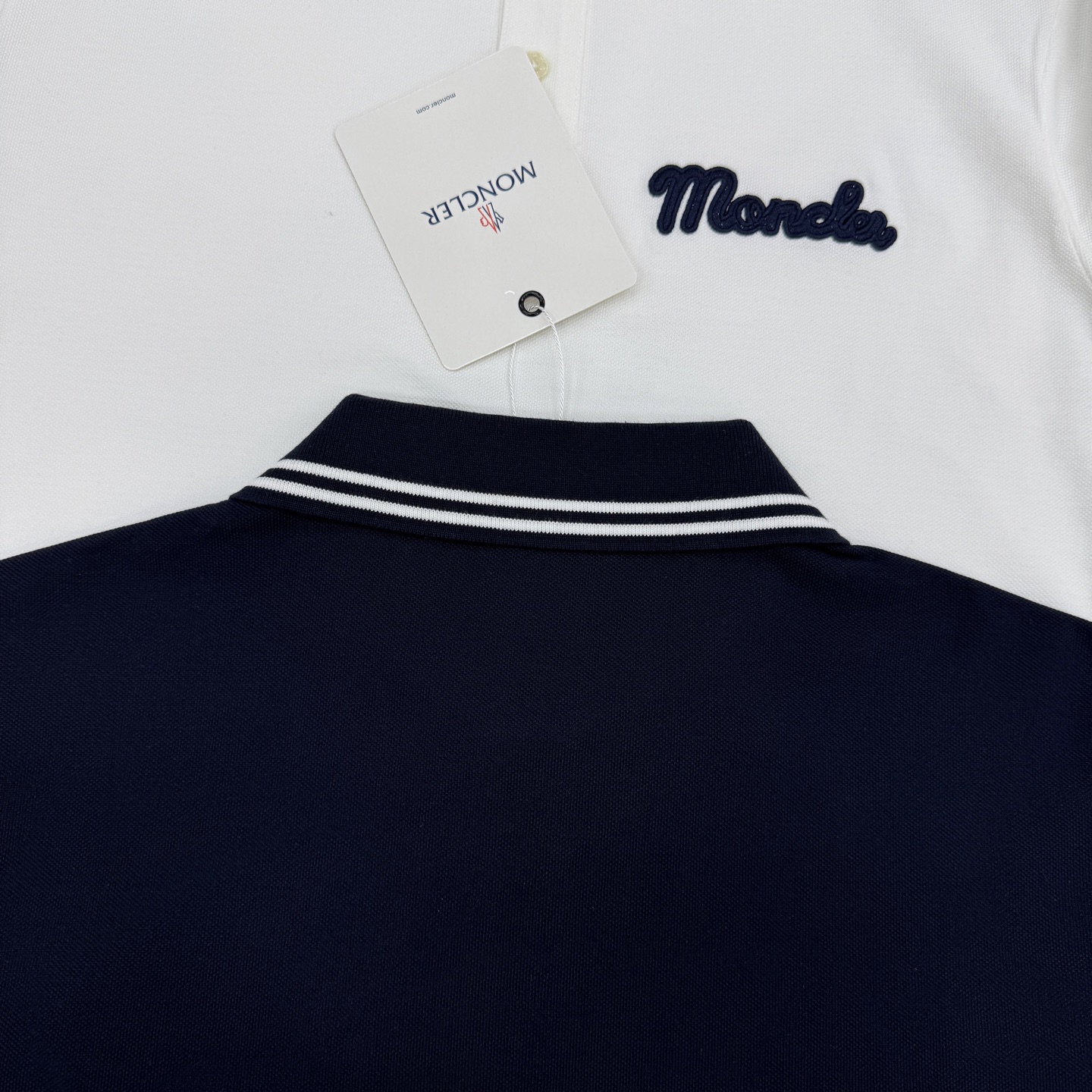 Moncler蒙口原单男士Polo衫，经典翻领+条纹装饰，简约又有细节感！高品质珠地棉料，柔软透气，夏天