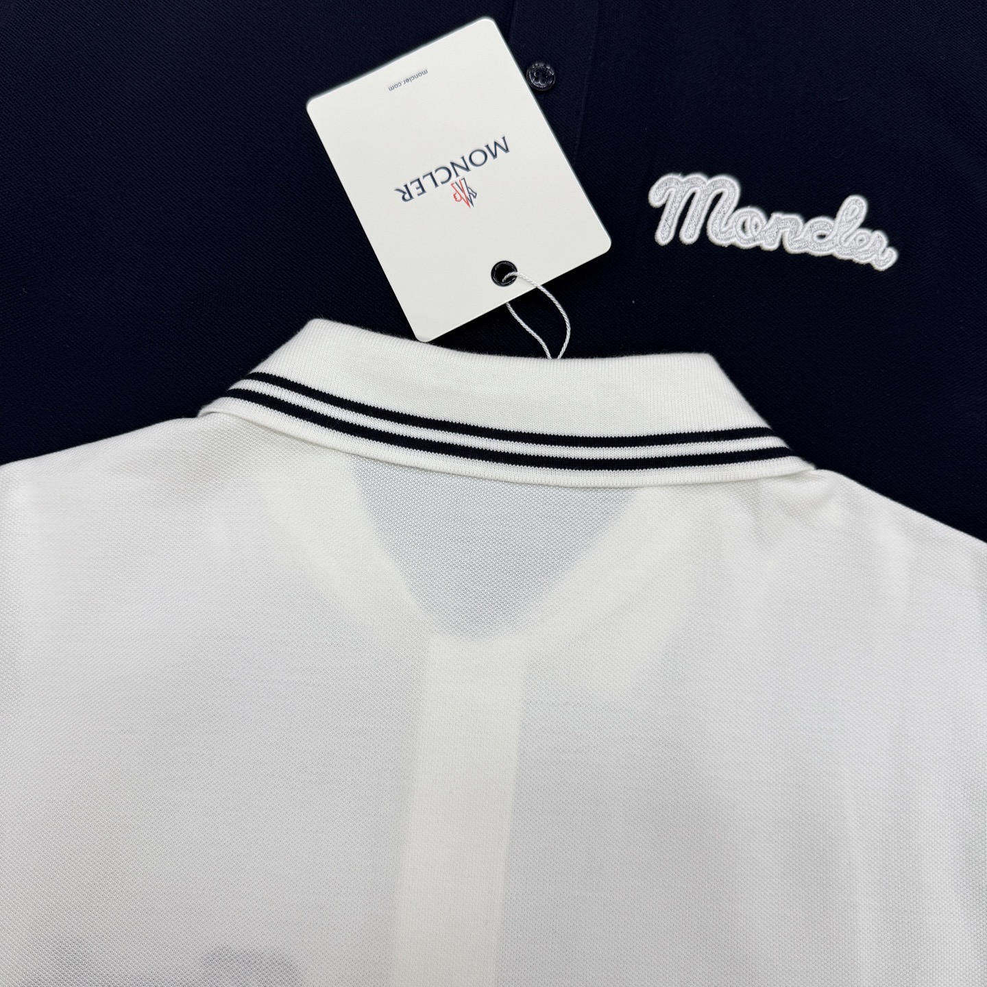 Moncler蒙口原单男士Polo衫，经典翻领+条纹装饰，简约又有细节感！高品质珠地棉料，柔软透气，夏天