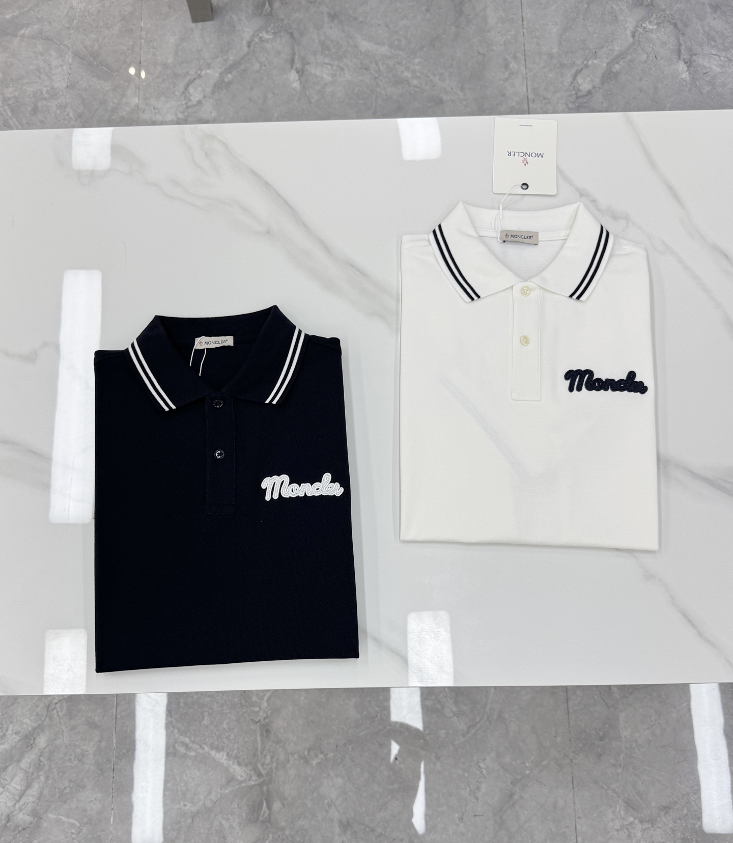 Moncler蒙口原单男士Polo衫，经典翻领+条纹装饰，简约又有细节感！高品质珠地棉料，柔软透气，夏天