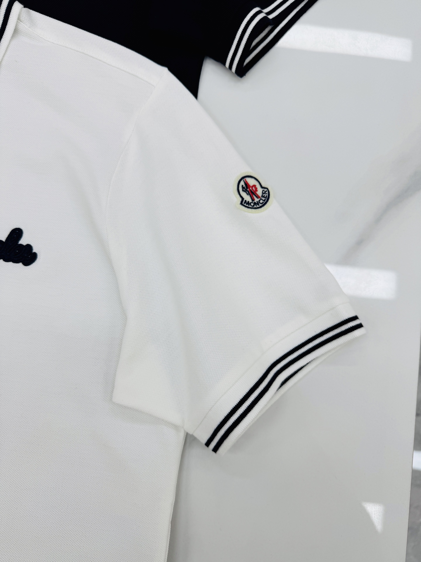 Moncler蒙口原单男士Polo衫，经典翻领+条纹装饰，简约又有细节感！高品质珠地棉料，柔软透气，夏天