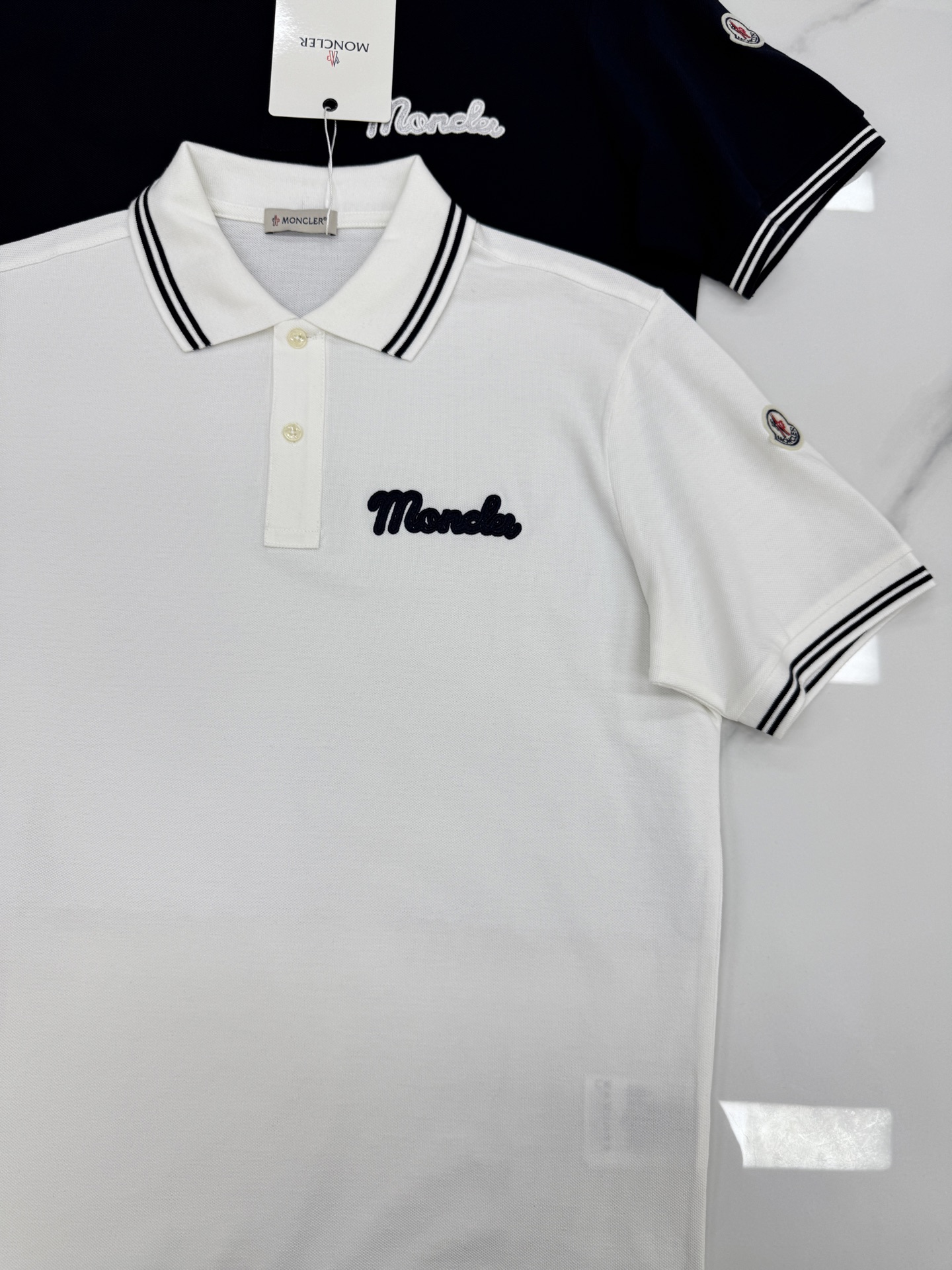 Moncler蒙口原单男士Polo衫，经典翻领+条纹装饰，简约又有细节感！高品质珠地棉料，柔软透气，夏天